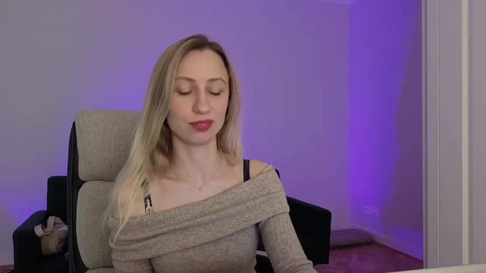 Gallery image thumbnail from LilyFoxx's myfreecams stream on, 05/16/2025, 14:07 image 5 of 20
