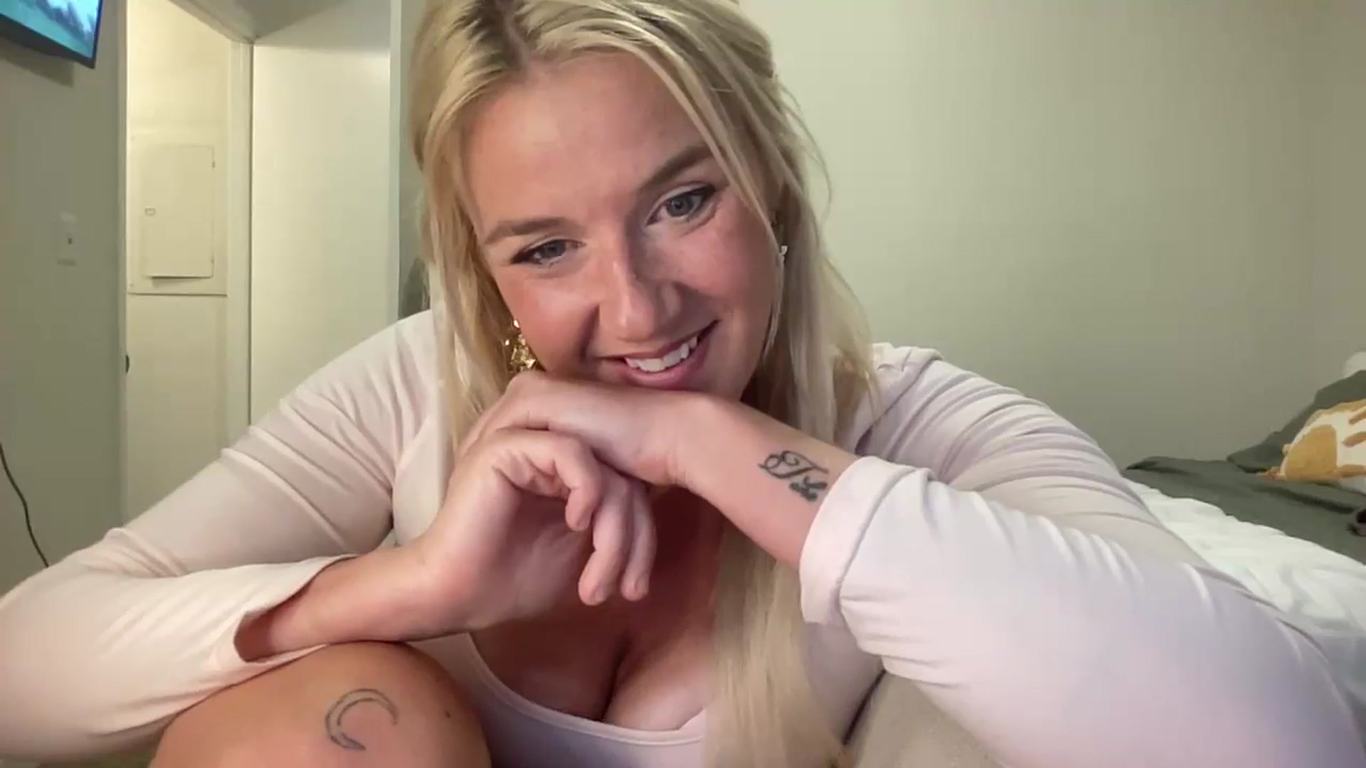 Gallery image thumbnail from Lily_Kell's myfreecams stream on, 05/10/2025, 23:40 image 15 of 20