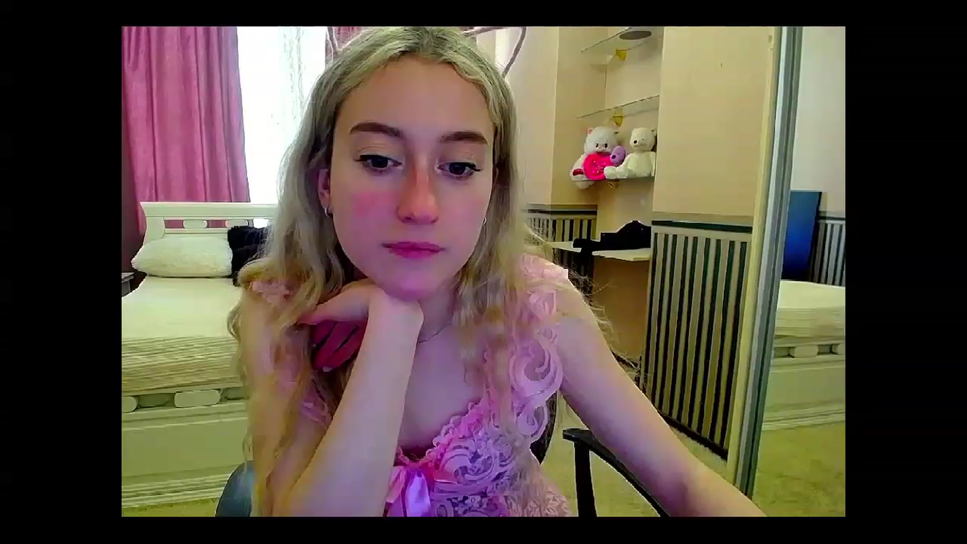 Gallery image thumbnail from LinaRum__'s myfreecams stream on, 06/05/2023, 10:23 image 4 of 20