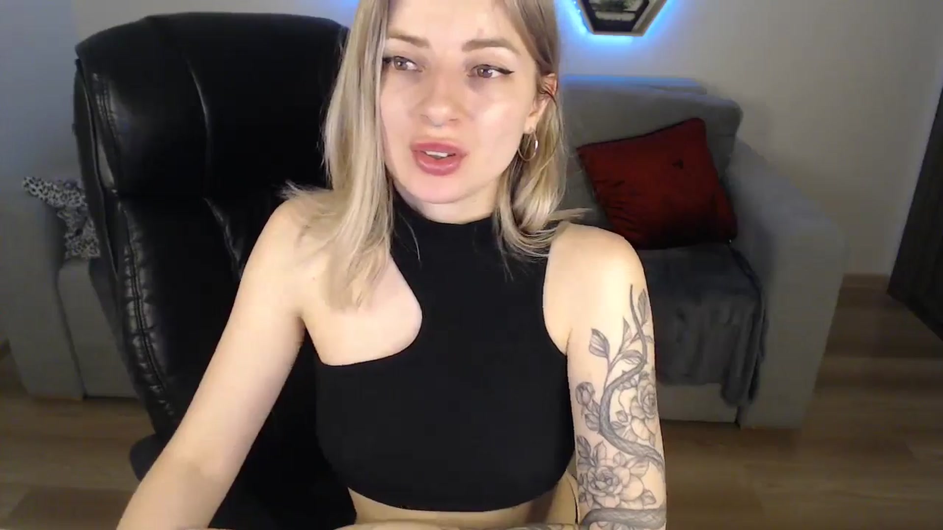 Gallery image thumbnail from LinasMoon's myfreecams stream on, 05/19/2024, 12:41 image 3 of 20