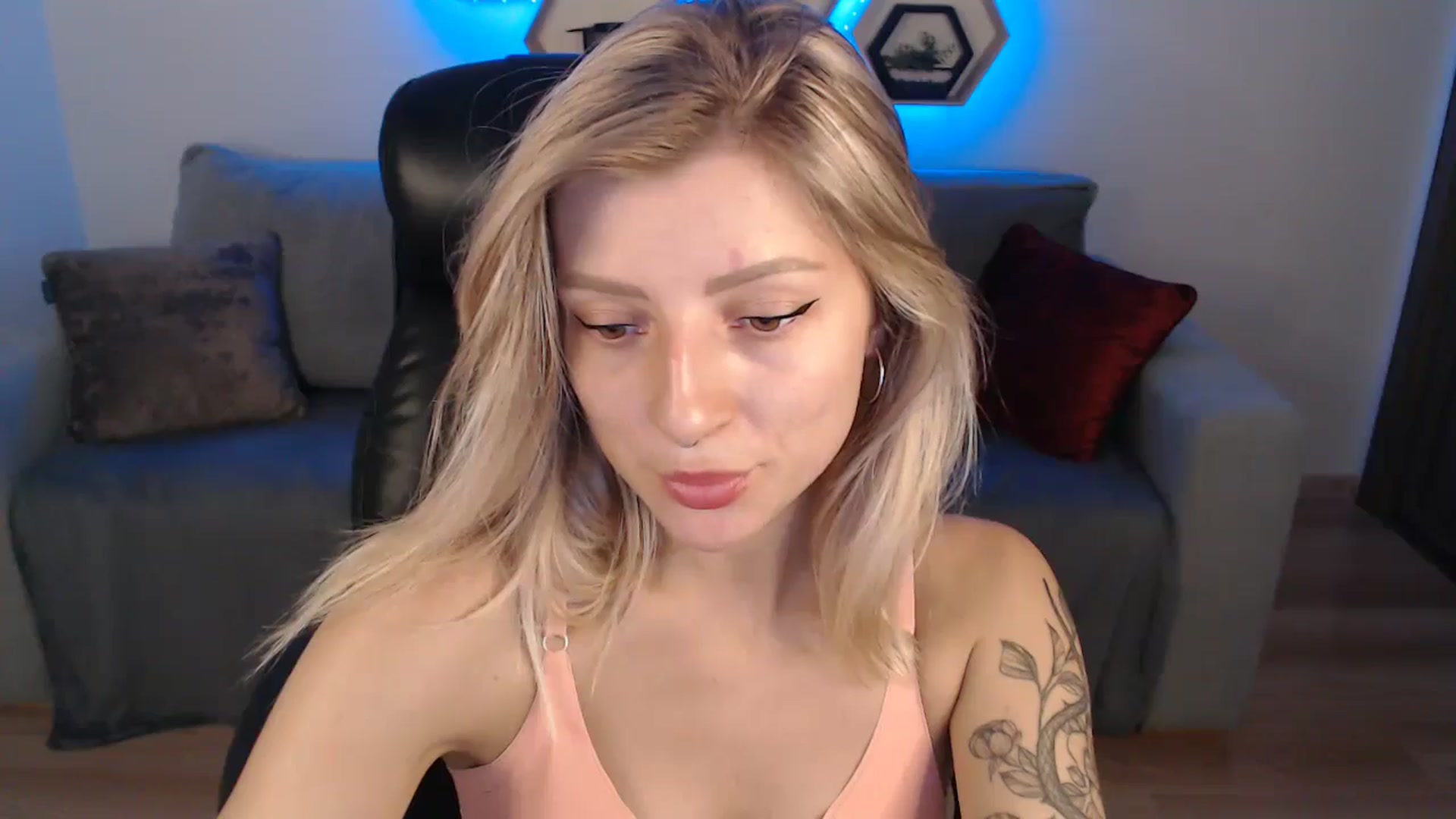 Gallery image thumbnail from LinasMoon's myfreecams stream on, 06/22/2024, 10:18 image 7 of 20