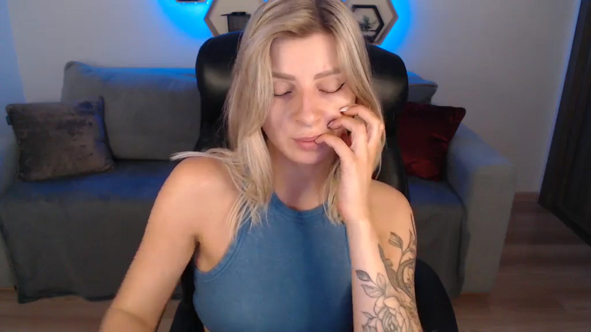 Gallery image thumbnail from LinasMoon's myfreecams stream on, 06/23/2024, 11:20 image 16 of 20