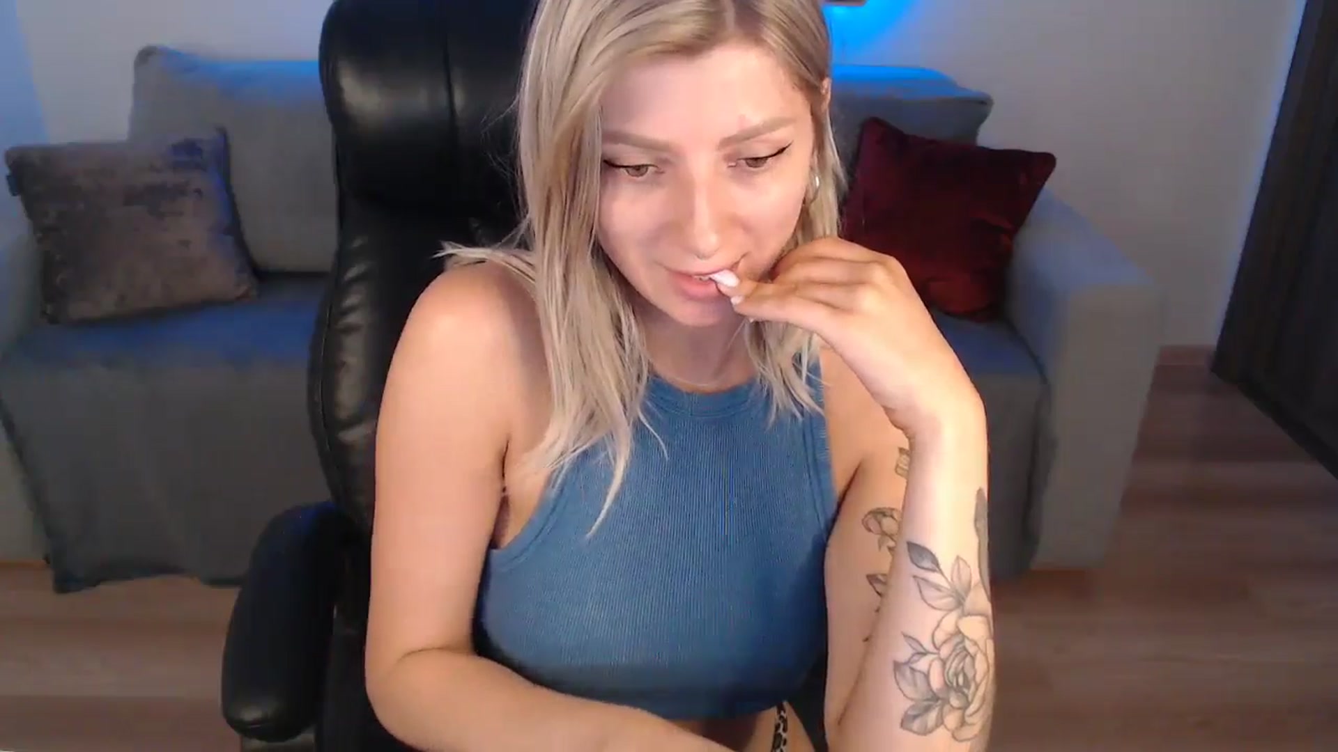 Gallery image thumbnail from LinasMoon's myfreecams stream on, 06/23/2024, 11:55 image 17 of 20