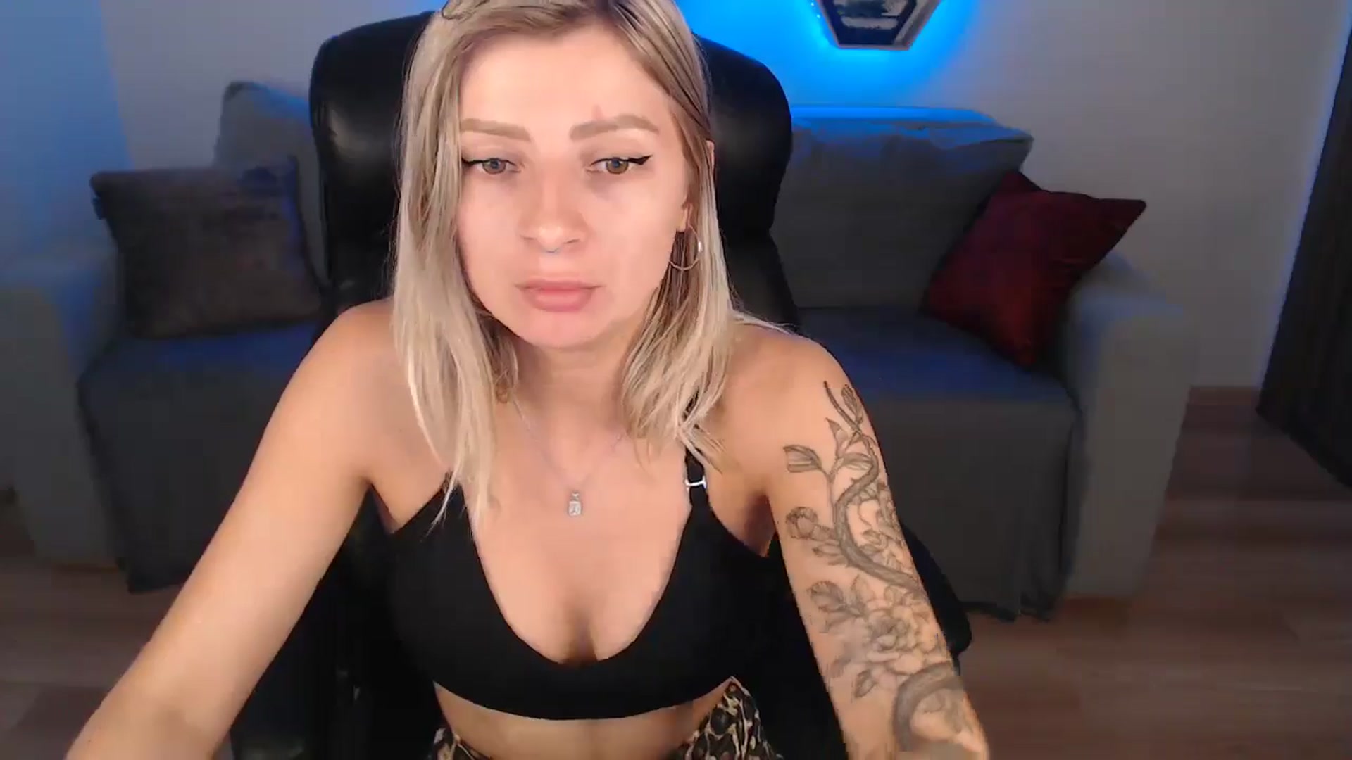 Gallery image thumbnail from LinasMoon's myfreecams stream on, 06/25/2024, 10:49 image 5 of 20