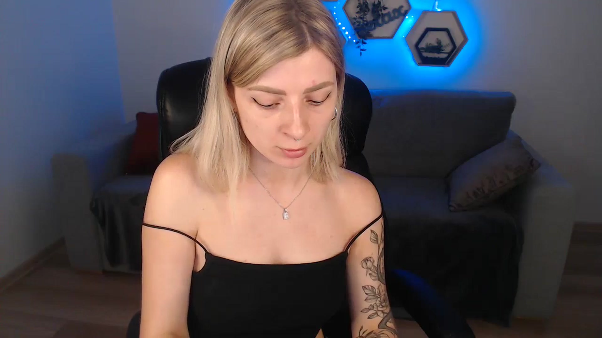 Gallery image thumbnail from LinasMoon's myfreecams stream on, 07/02/2024, 08:59 image 15 of 20