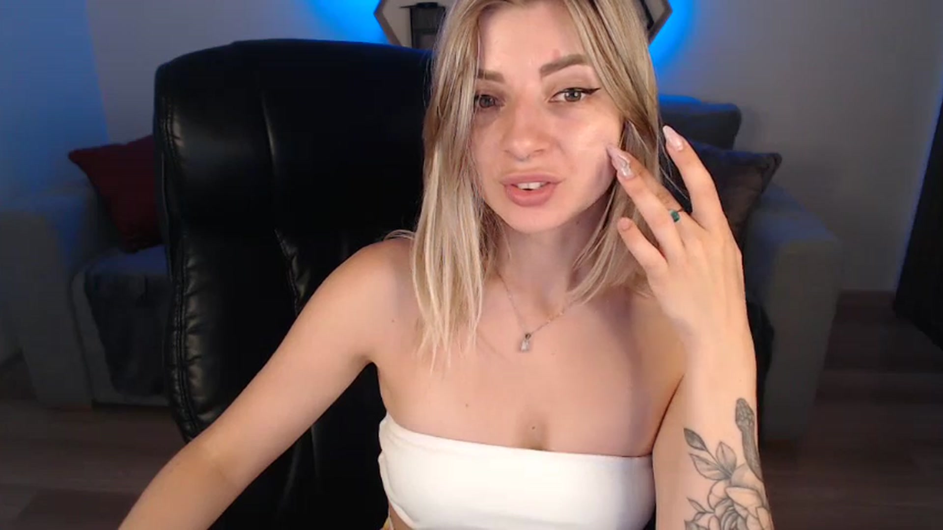 Gallery image thumbnail from LinasMoon's myfreecams stream on, 07/22/2024, 08:31 image 10 of 20