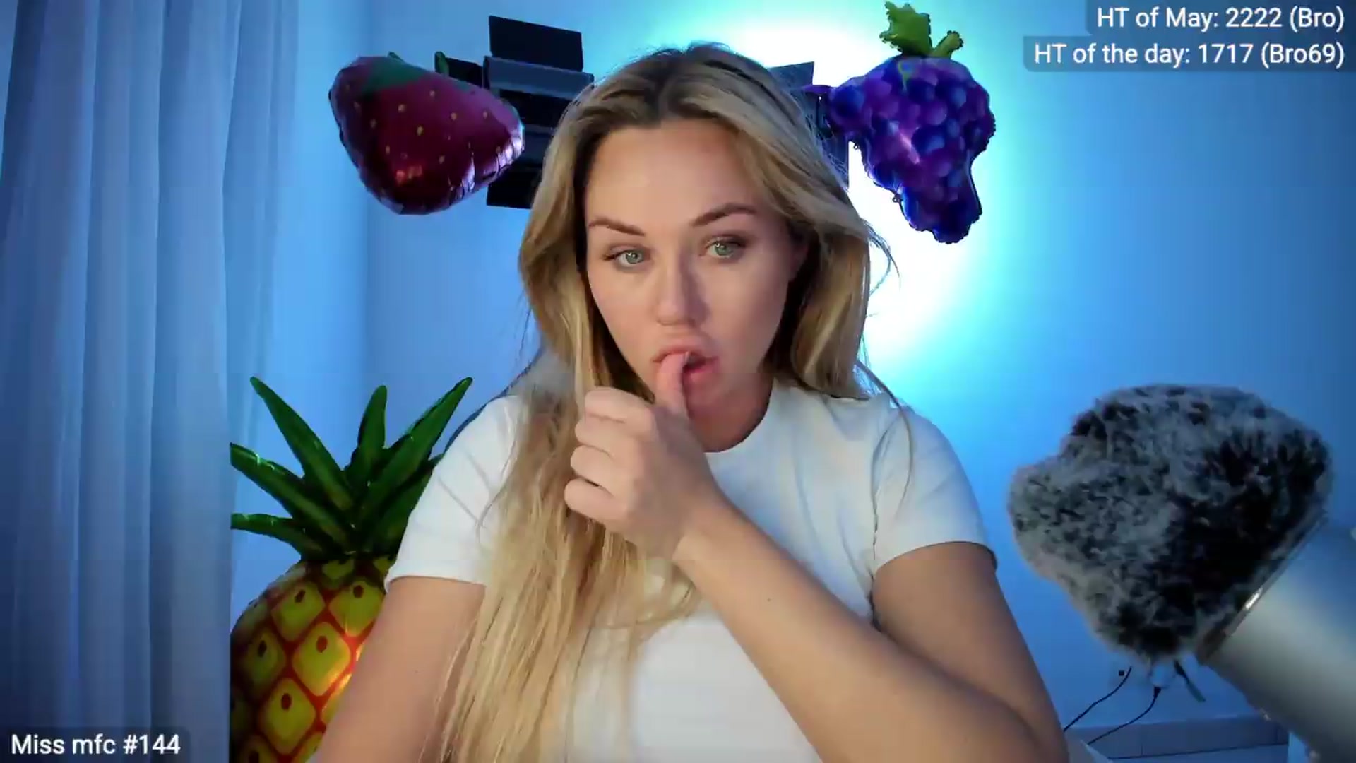 Gallery image thumbnail from Linda_0nline's myfreecams stream on, 05/05/2026, 19:06 image 12 of 20