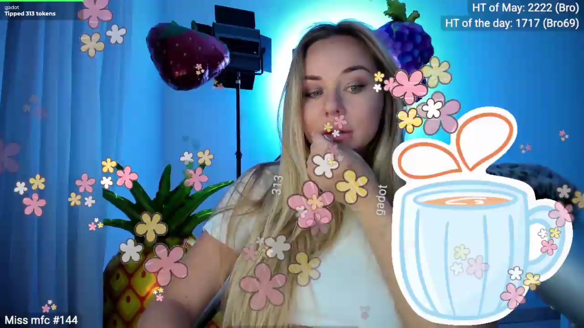 Gallery image thumbnail from Linda_0nline's myfreecams stream on, 05/05/2026, 19:06 image 17 of 20