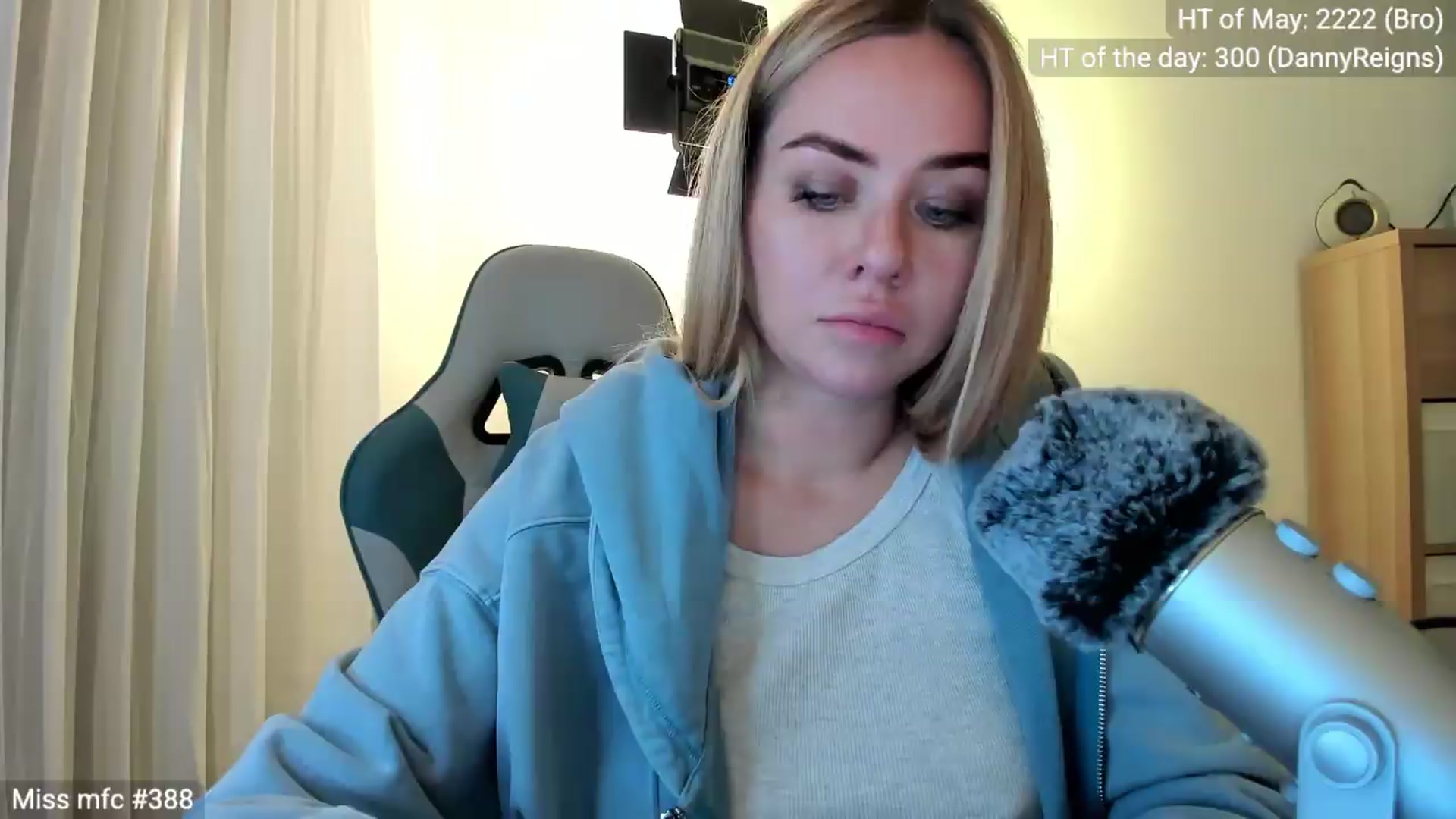 Gallery image thumbnail from Linda_0nline's myfreecams stream on, 05/26/2026, 19:35 image 13 of 20