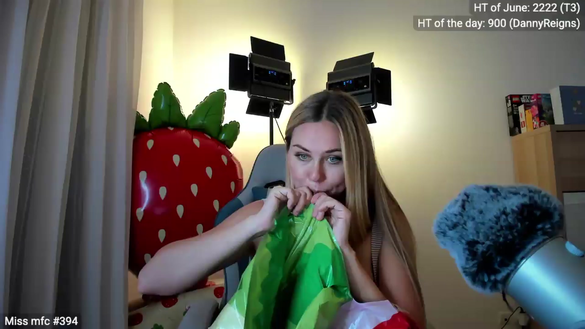 Gallery image thumbnail from Linda_0nline's myfreecams stream on, 06/06/2026, 19:28 image 15 of 20