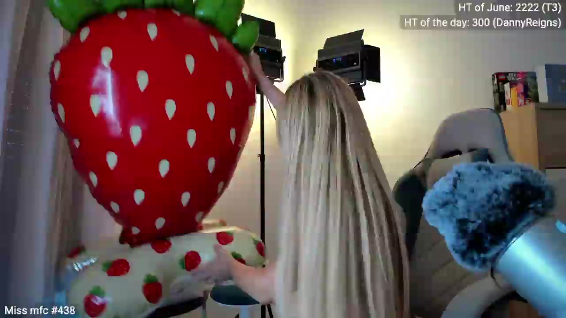 Gallery image thumbnail from Linda_0nline's myfreecams stream on, 06/06/2026, 19:28 image 2 of 20