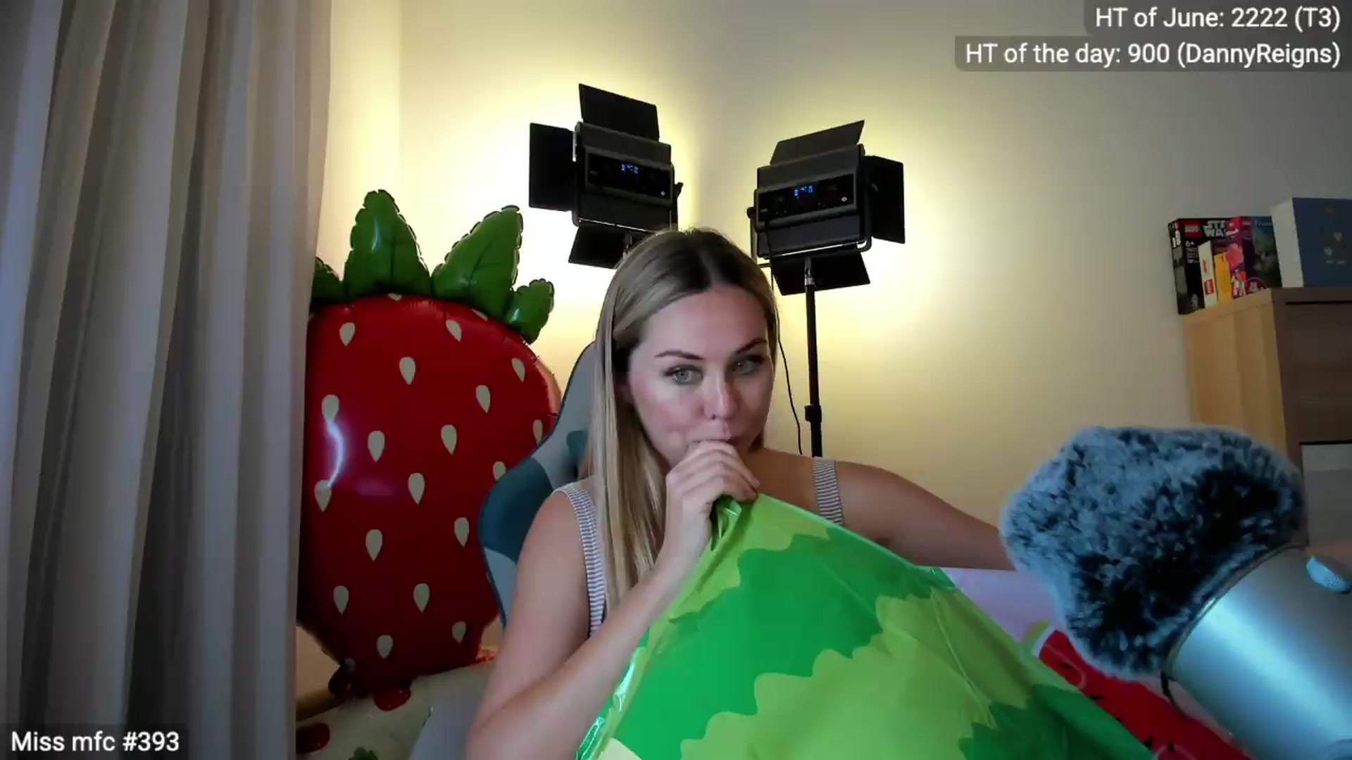 Gallery image thumbnail from Linda_0nline's myfreecams stream on, 06/06/2026, 19:28 image 17 of 20