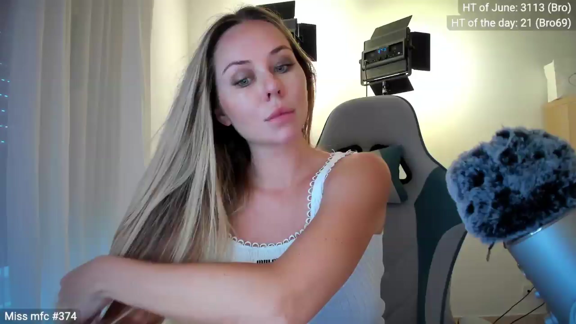 Gallery image thumbnail from Linda_0nline's myfreecams stream on, 06/21/2026, 17:48 image 10 of 20