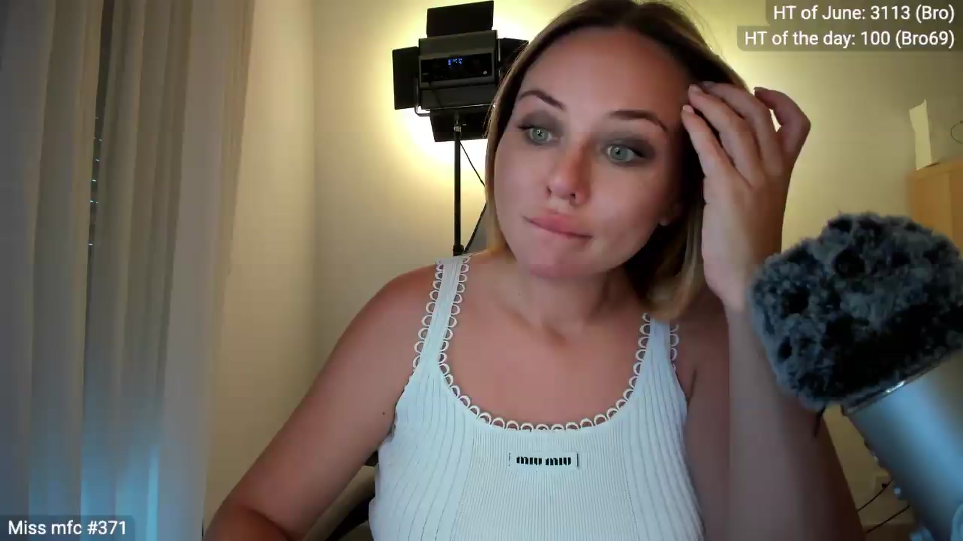 Gallery image thumbnail from Linda_0nline's myfreecams stream on, 06/21/2026, 17:48 image 17 of 20