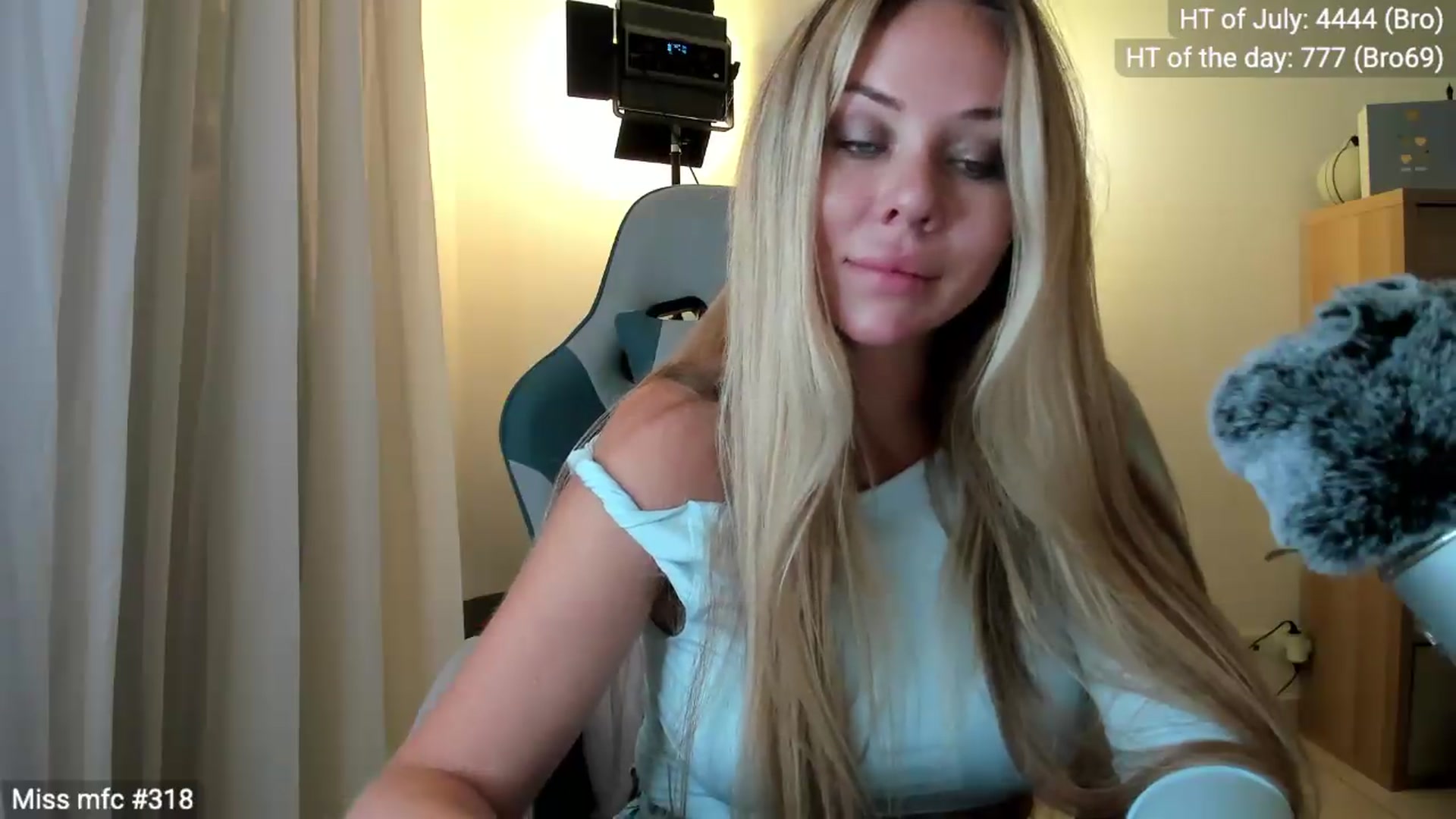 Gallery image thumbnail from Linda_0nline's myfreecams stream on, 07/11/2026, 18:58 image 18 of 20