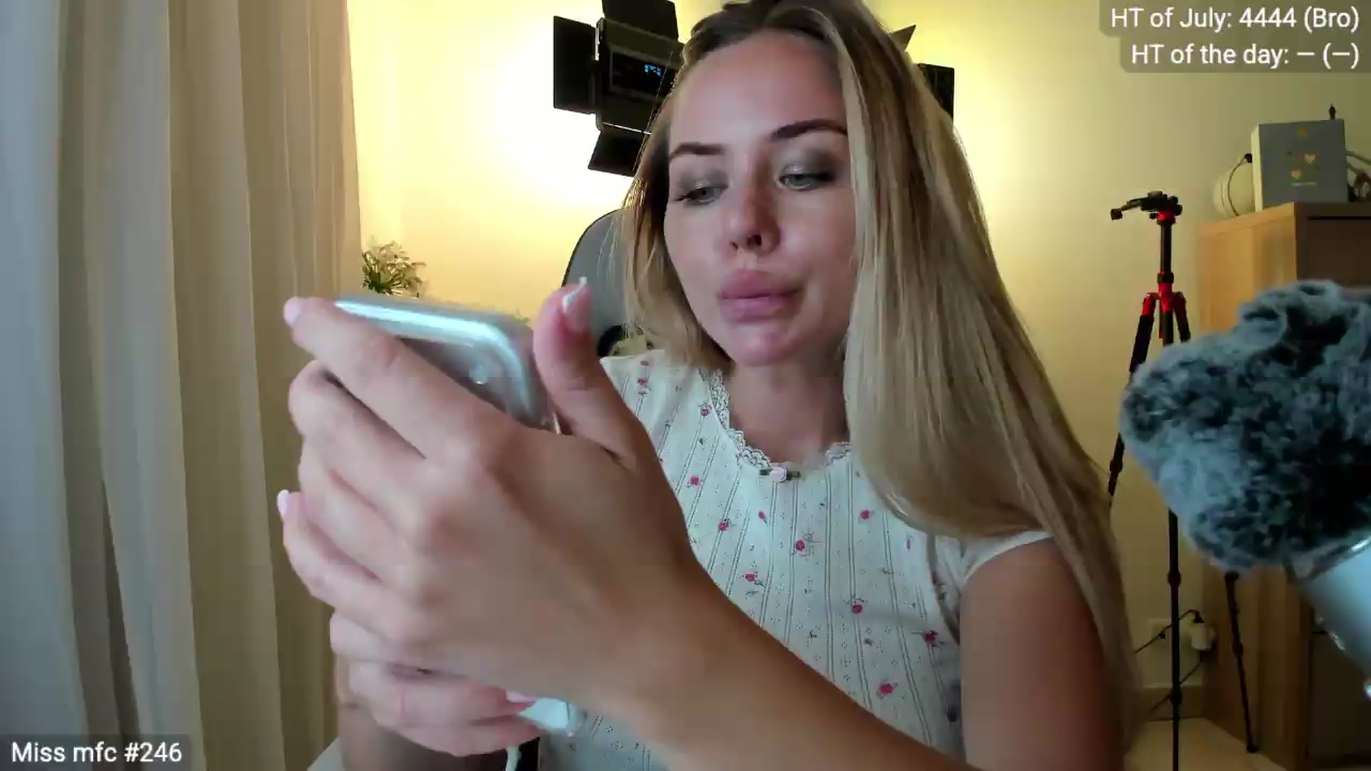 Gallery image thumbnail from Linda_0nline's myfreecams stream on, 07/15/2026, 20:21 image 1 of 20
