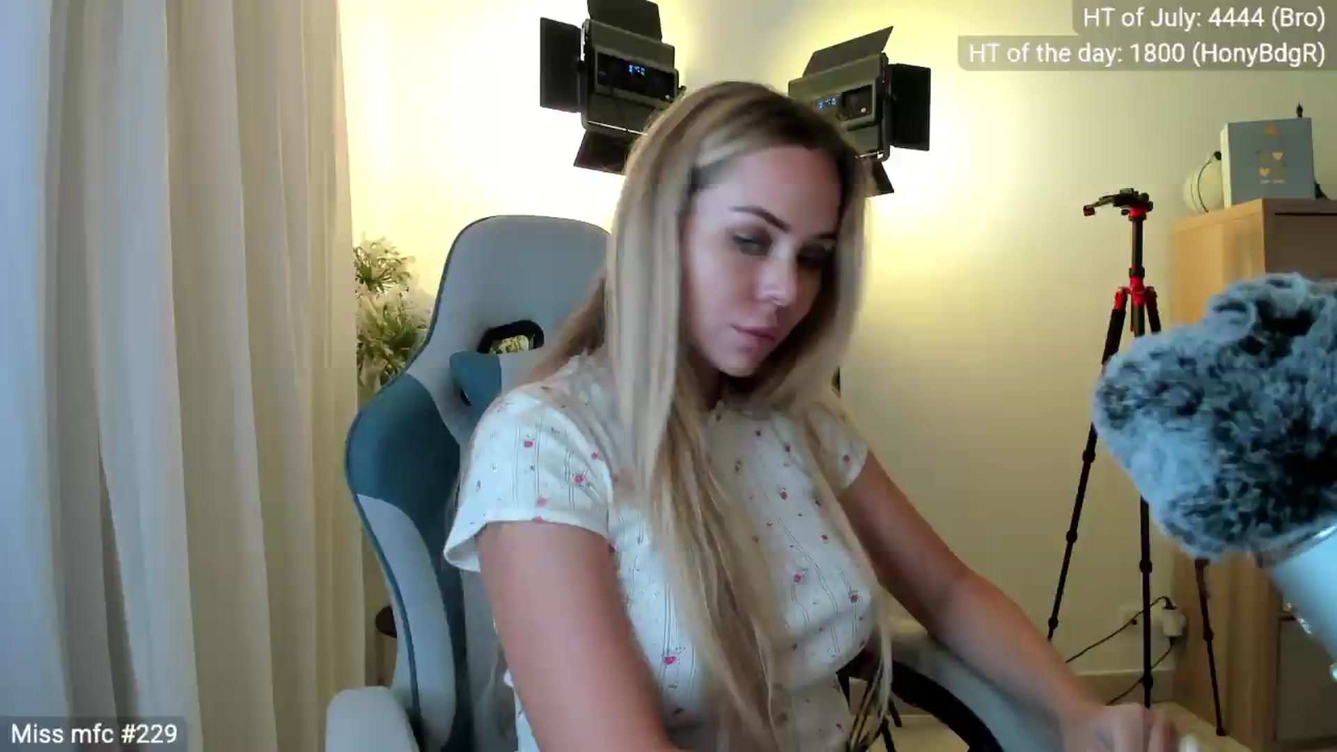Gallery image thumbnail from Linda_0nline's myfreecams stream on, 07/15/2026, 20:21 image 15 of 20