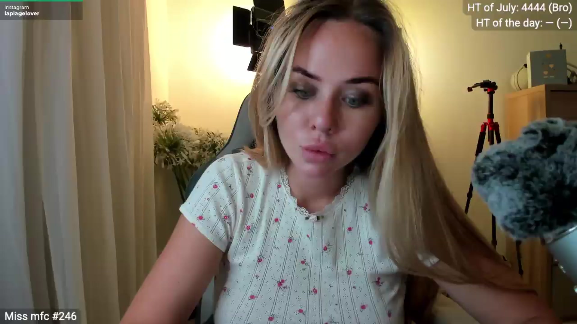 Gallery image thumbnail from Linda_0nline's myfreecams stream on, 07/15/2026, 20:21 image 2 of 20