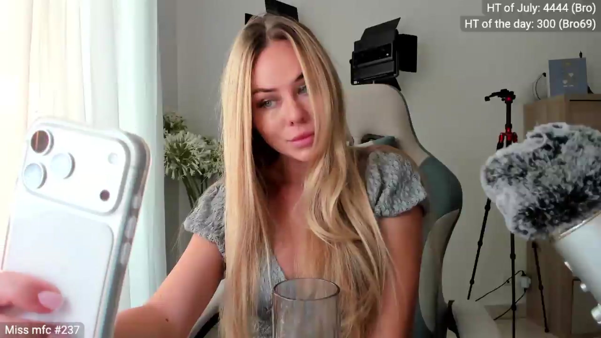 Gallery image thumbnail from Linda_0nline's myfreecams stream on, 07/16/2026, 05:18 image 16 of 20