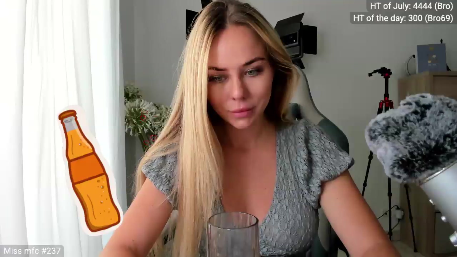 Gallery image thumbnail from Linda_0nline's myfreecams stream on, 07/16/2026, 05:18 image 18 of 20