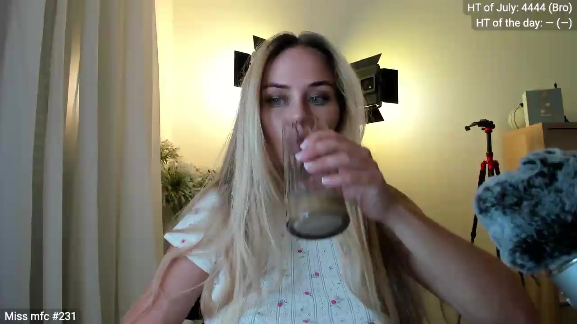 Gallery image thumbnail from Linda_0nline's myfreecams stream on, 07/16/2026, 18:46 image 1 of 20