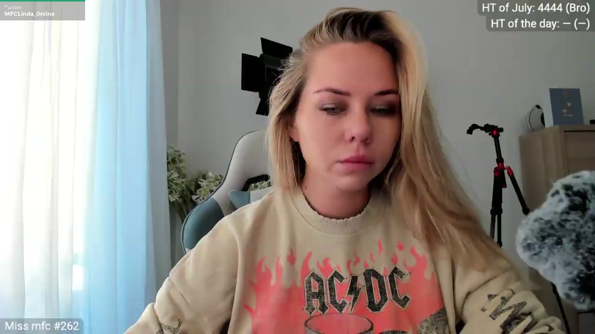 Gallery image thumbnail from Linda_0nline's myfreecams stream on, 07/19/2026, 05:40 image 2 of 20