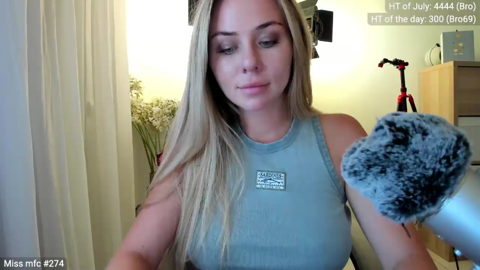 Gallery image thumbnail from Linda_0nline's myfreecams stream on, 07/19/2026, 20:04 image 17 of 20