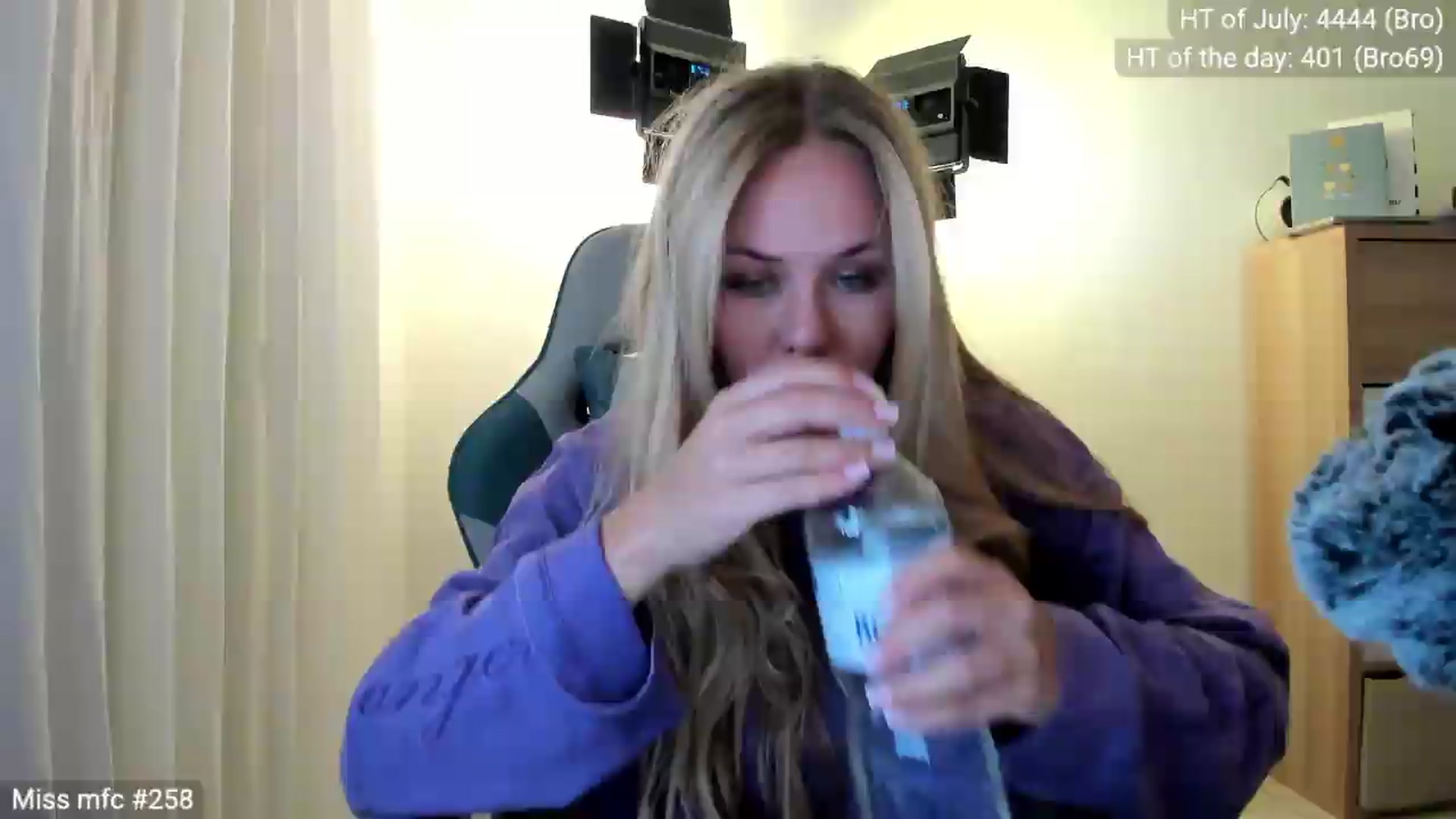 Gallery image thumbnail from Linda_0nline's myfreecams stream on, 07/26/2026, 20:37 image 12 of 20