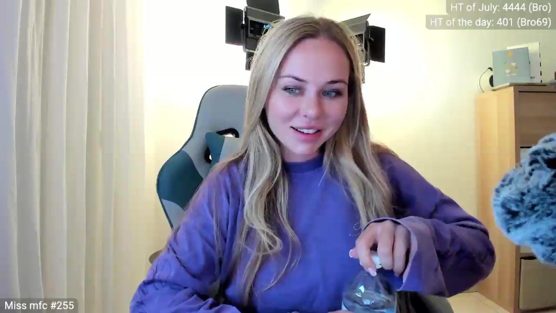 Gallery image thumbnail from Linda_0nline's myfreecams stream on, 07/26/2026, 20:37 image 19 of 20