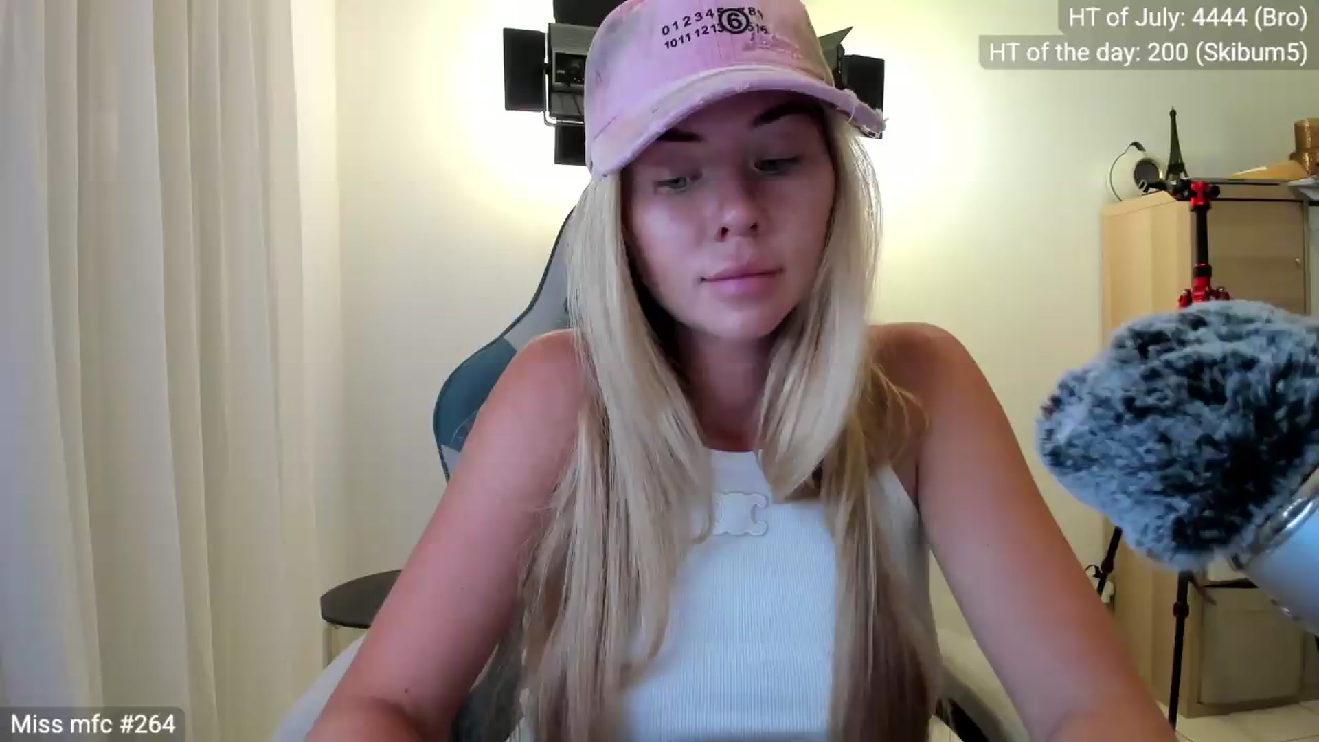 Gallery image thumbnail from Linda_0nline's myfreecams stream on, 07/31/2026, 20:03 image 6 of 20