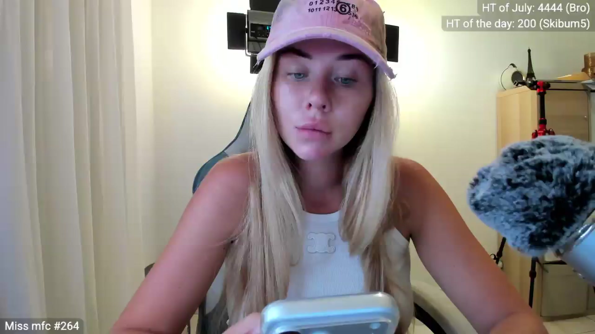 Gallery image thumbnail from Linda_0nline's myfreecams stream on, 07/31/2026, 20:03 image 7 of 20