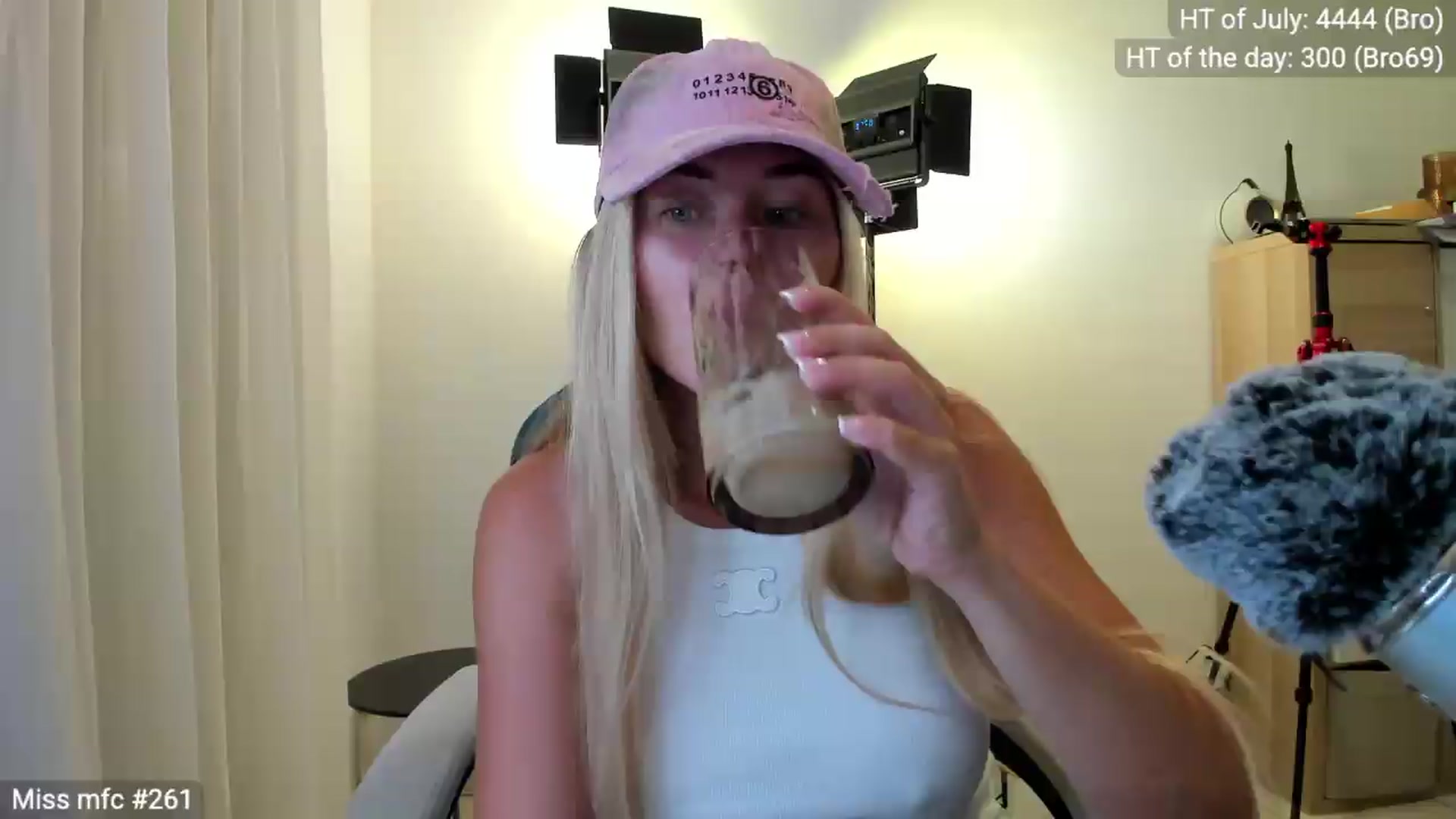 Gallery image thumbnail from Linda_0nline's myfreecams stream on, 07/31/2026, 20:26 image 8 of 20