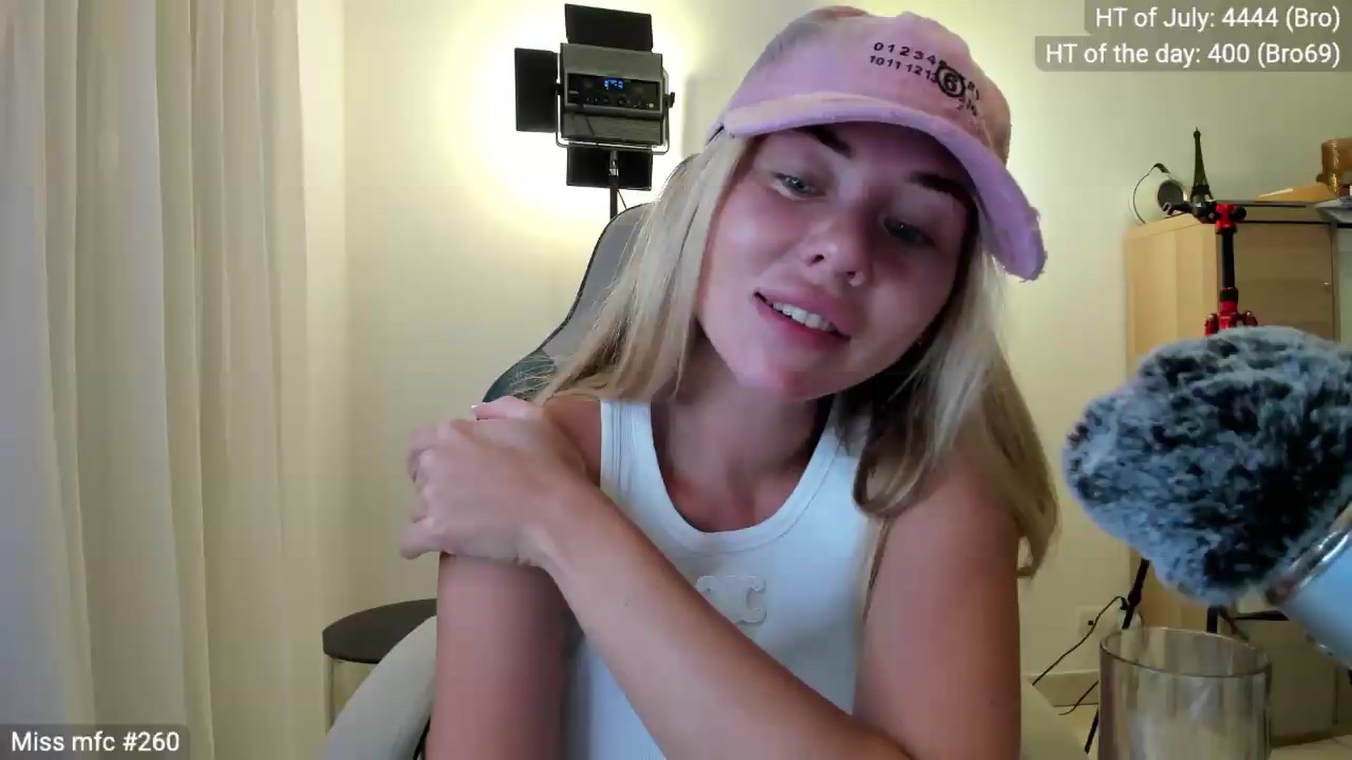 Gallery image thumbnail from Linda_0nline's myfreecams stream on, 07/31/2026, 20:26 image 15 of 20