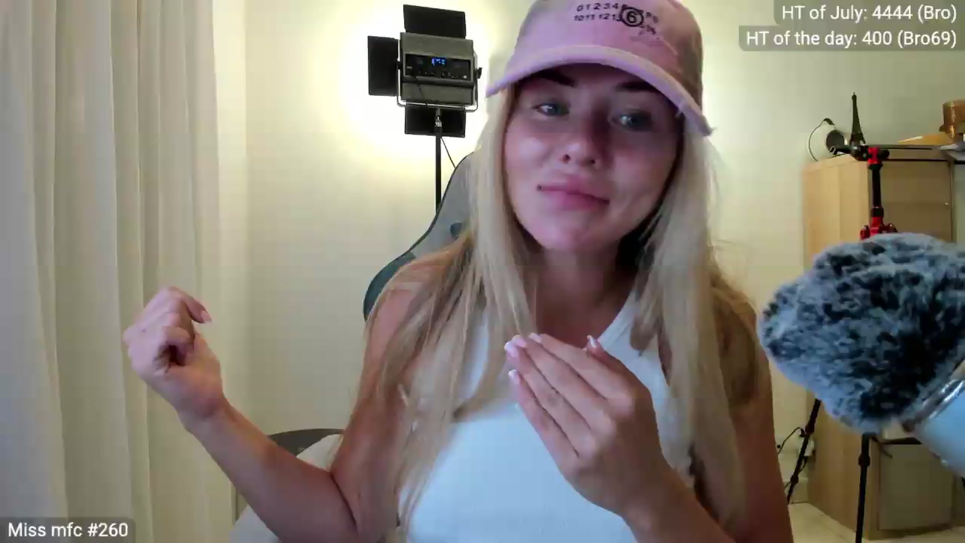 Gallery image thumbnail from Linda_0nline's myfreecams stream on, 07/31/2026, 20:26 image 17 of 20