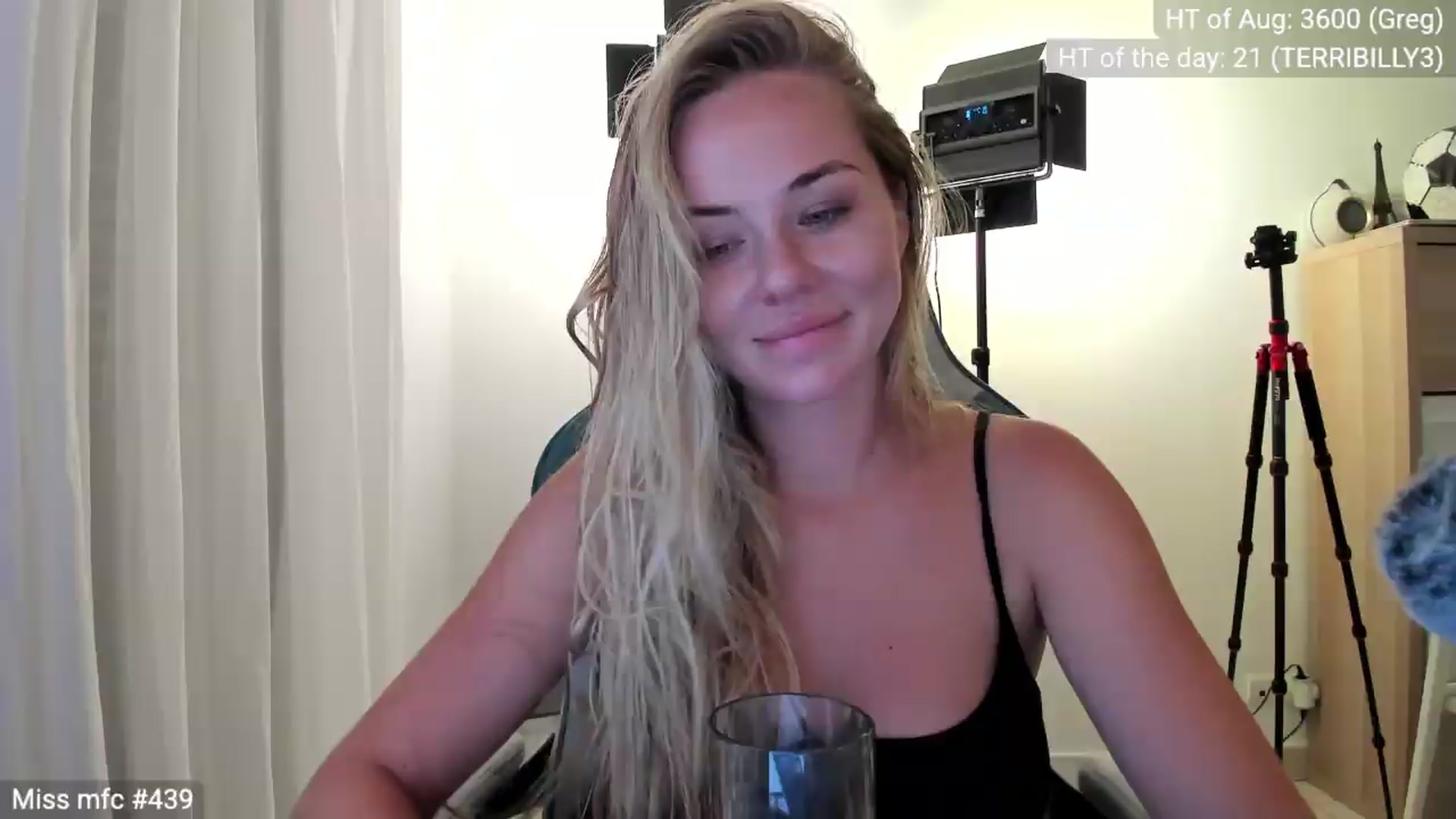 Gallery image thumbnail from Linda_0nline's myfreecams stream on, 08/03/2026, 19:38 image 3 of 20