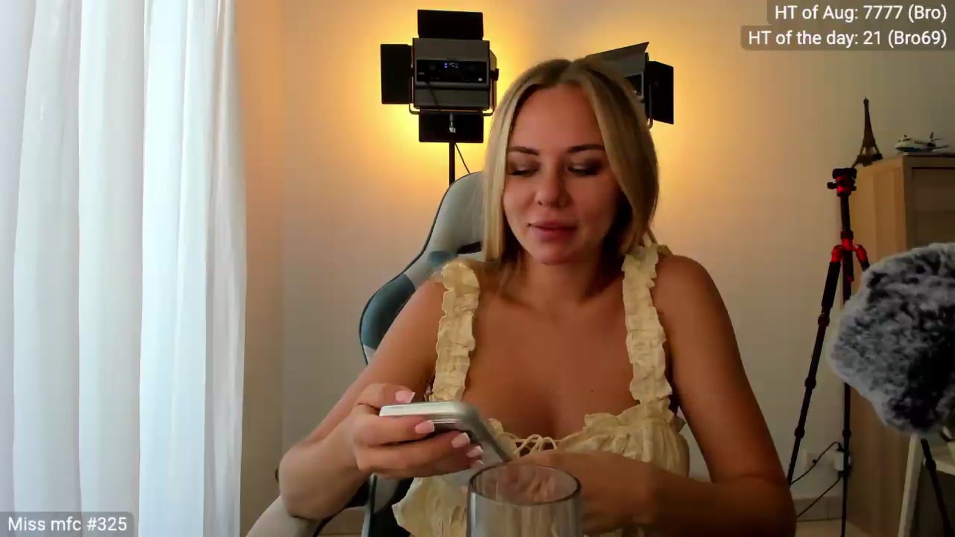 Gallery image thumbnail from Linda_0nline's myfreecams stream on, 08/18/2026, 09:08 image 4 of 20