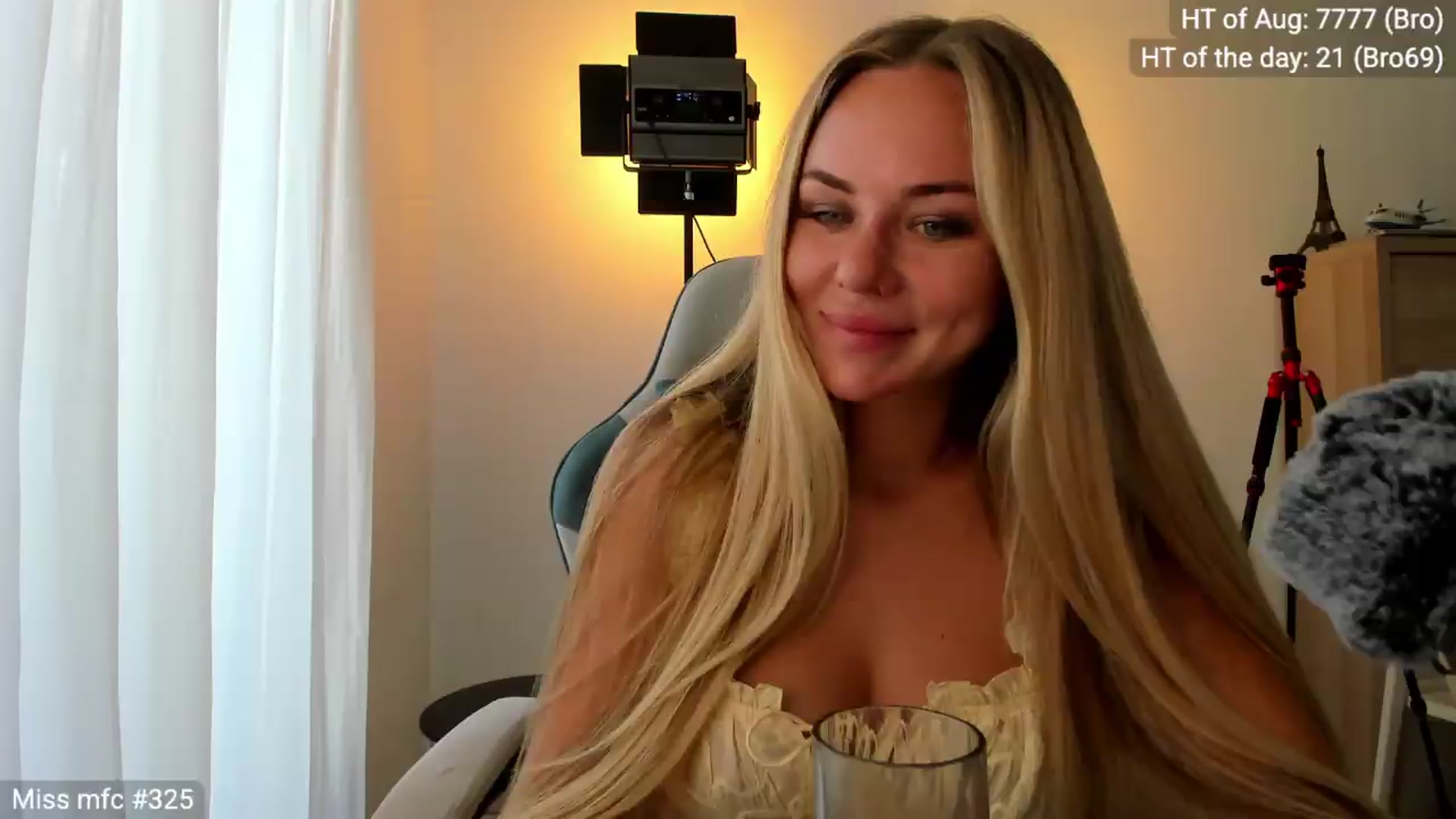 Gallery image thumbnail from Linda_0nline's myfreecams stream on, 08/18/2026, 09:08 image 5 of 20