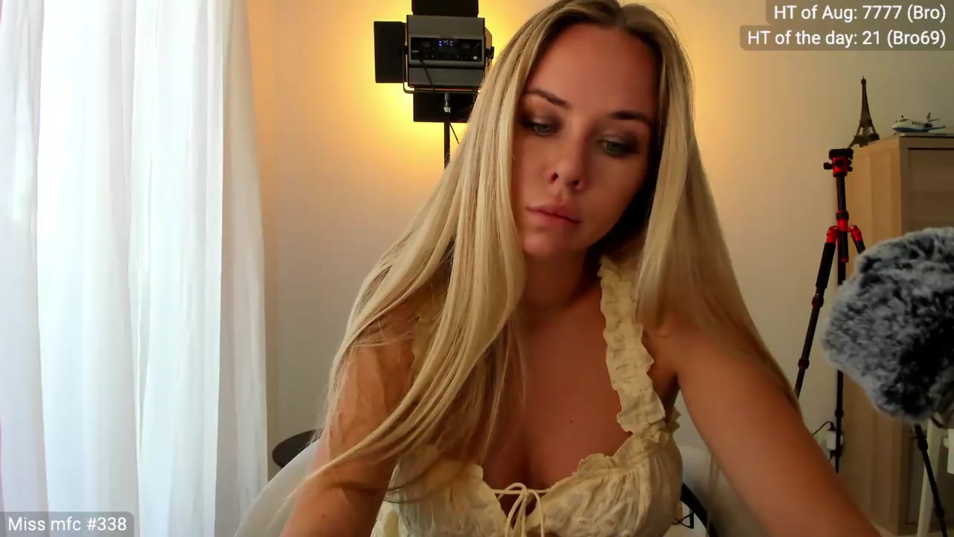 Gallery image thumbnail from Linda_0nline's myfreecams stream on, 08/19/2026, 09:34 image 16 of 20