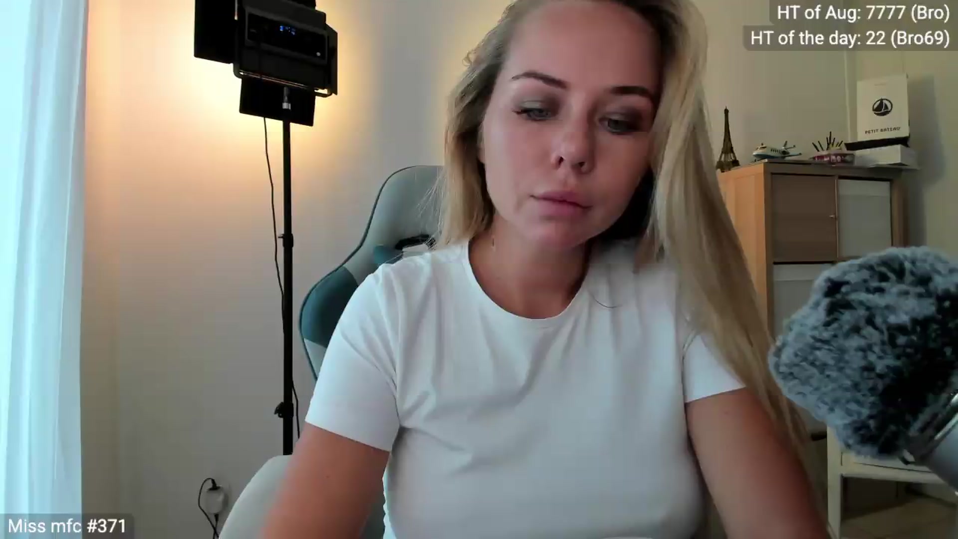 Gallery image thumbnail from Linda_0nline's myfreecams stream on, 08/20/2026, 17:31 image 3 of 20