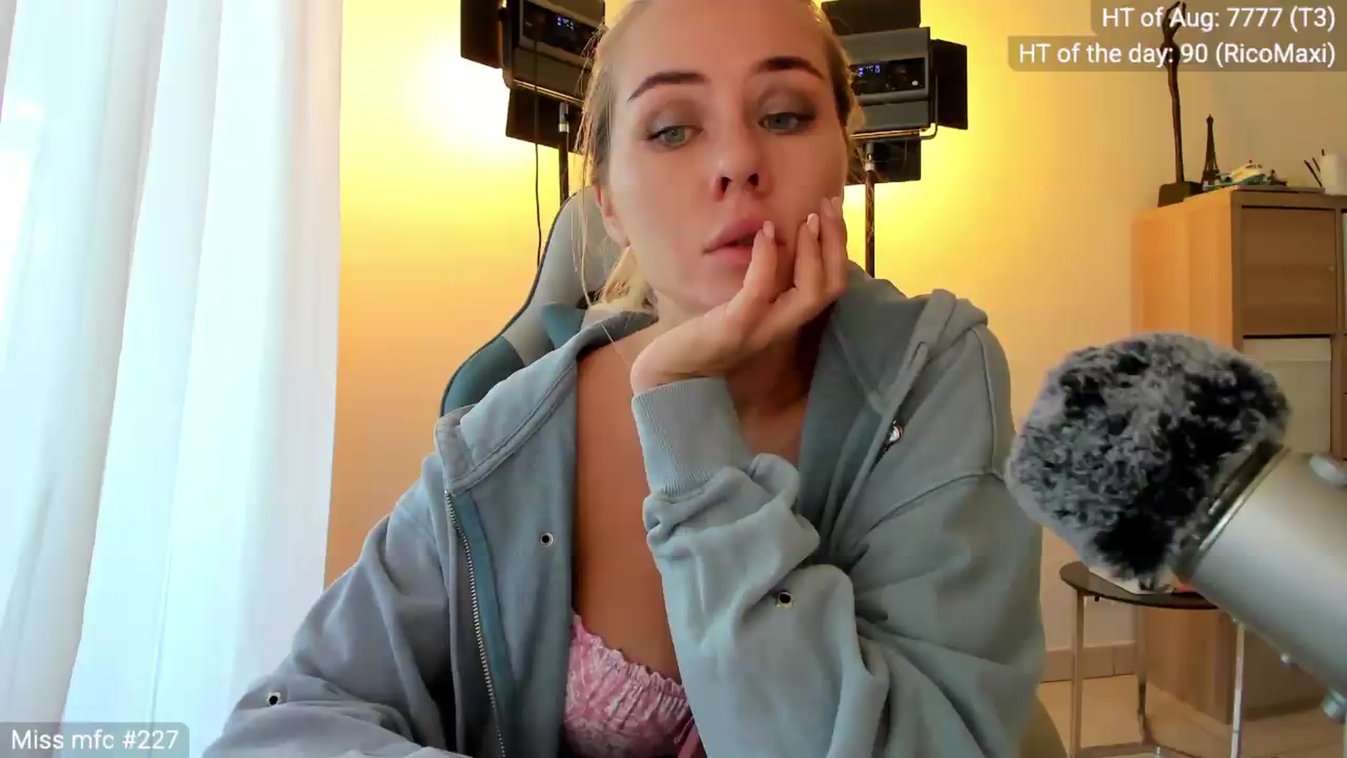 Gallery image thumbnail from Linda_0nline's myfreecams stream on, 08/25/2026, 17:59 image 4 of 20