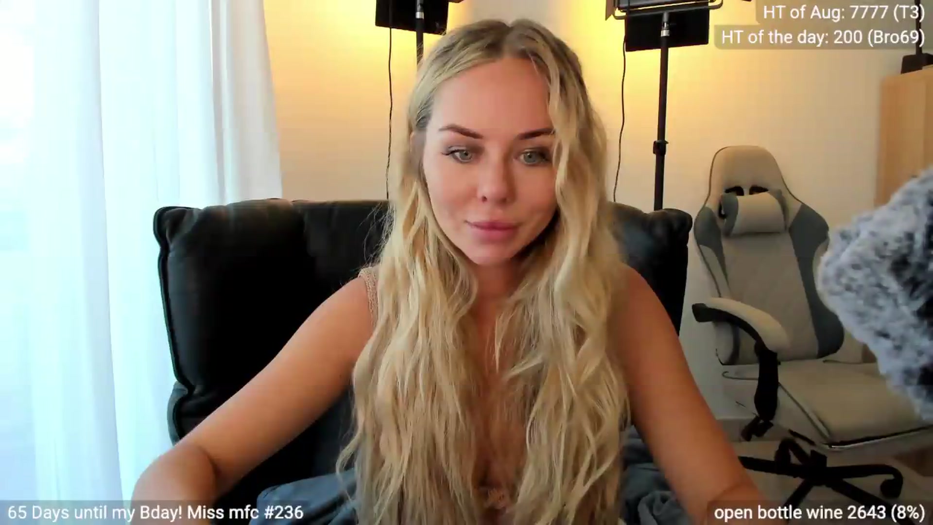 Gallery image thumbnail from Linda_0nline's myfreecams stream on, 08/29/2026, 10:39 image 15 of 20