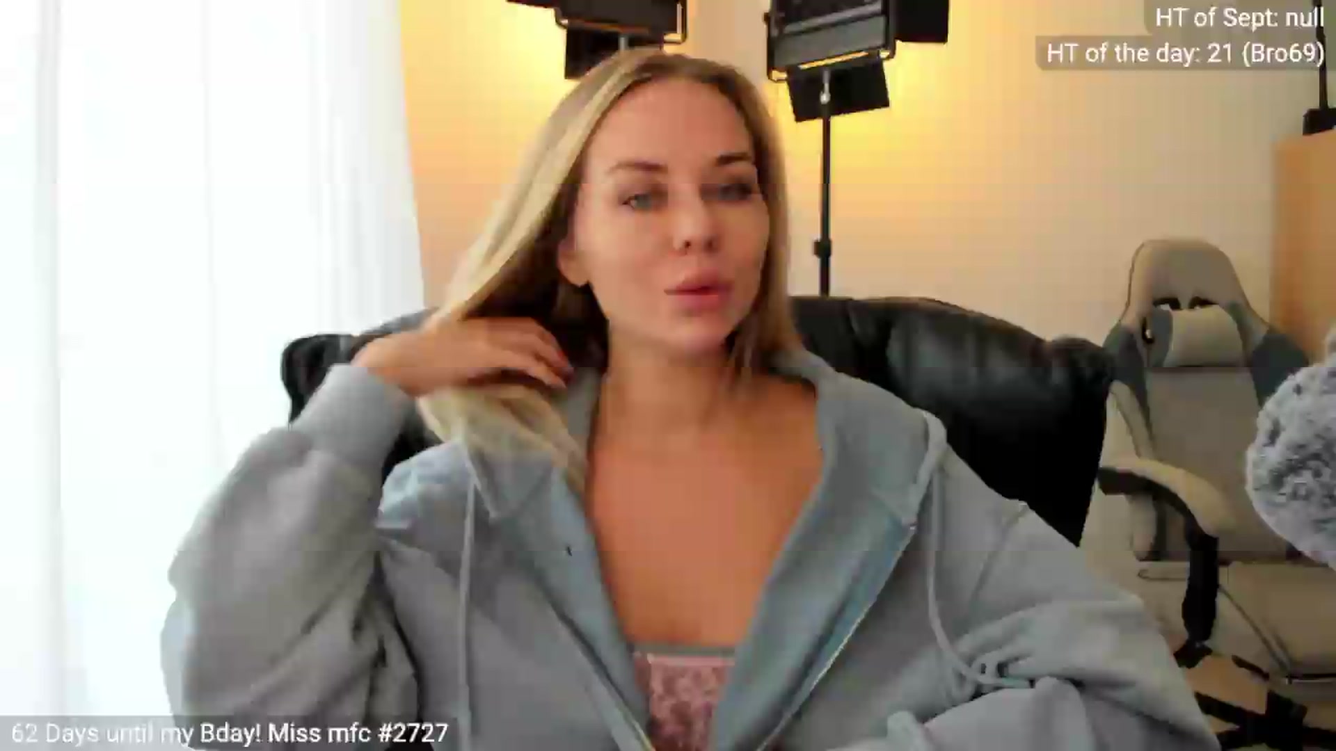 Gallery image thumbnail from Linda_0nline's myfreecams stream on, 09/02/2026, 10:04 image 2 of 20