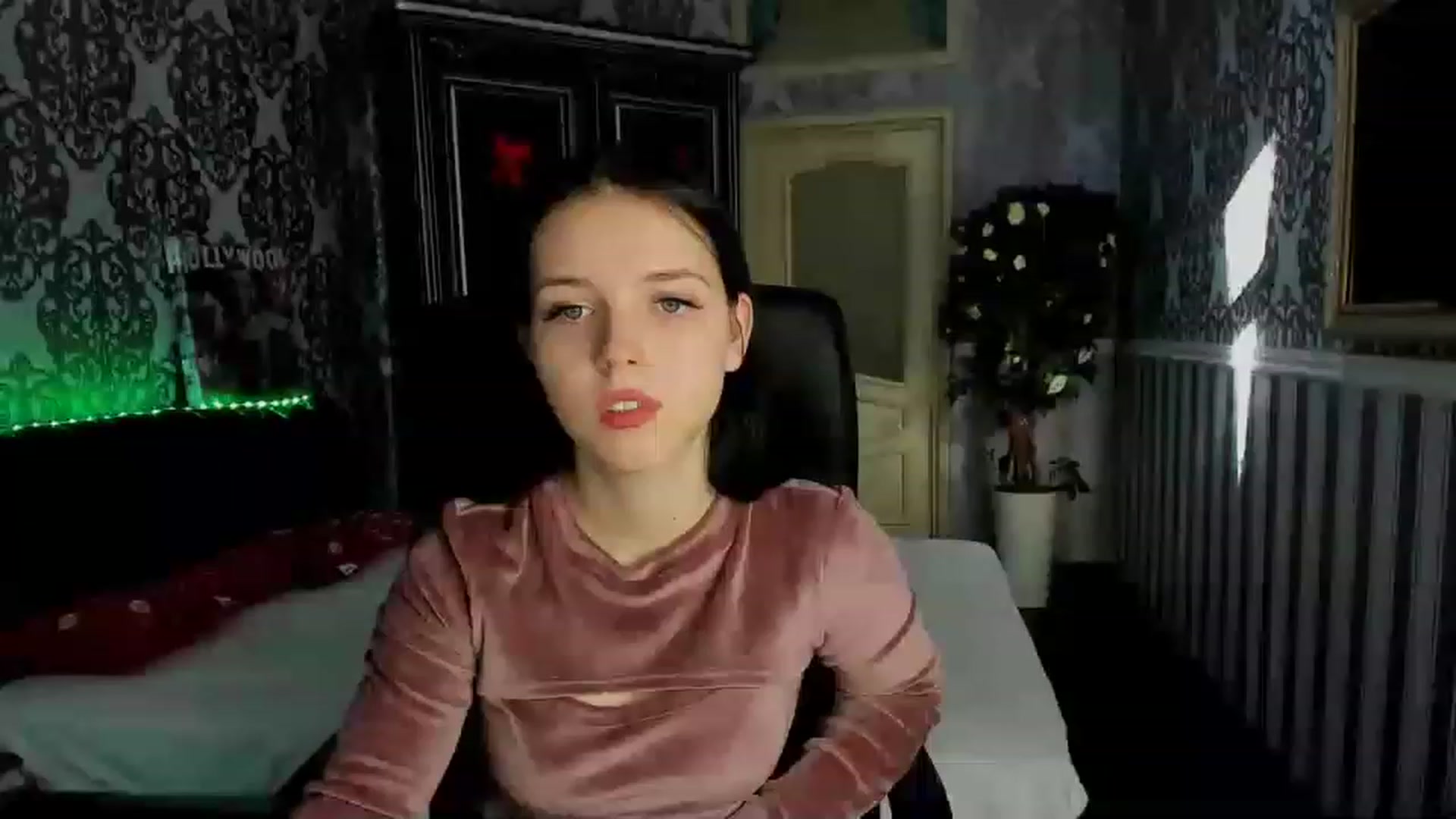Gallery image thumbnail from Linda_Bright's myfreecams stream on, 12/28/2022, 09:34 image 3 of 20