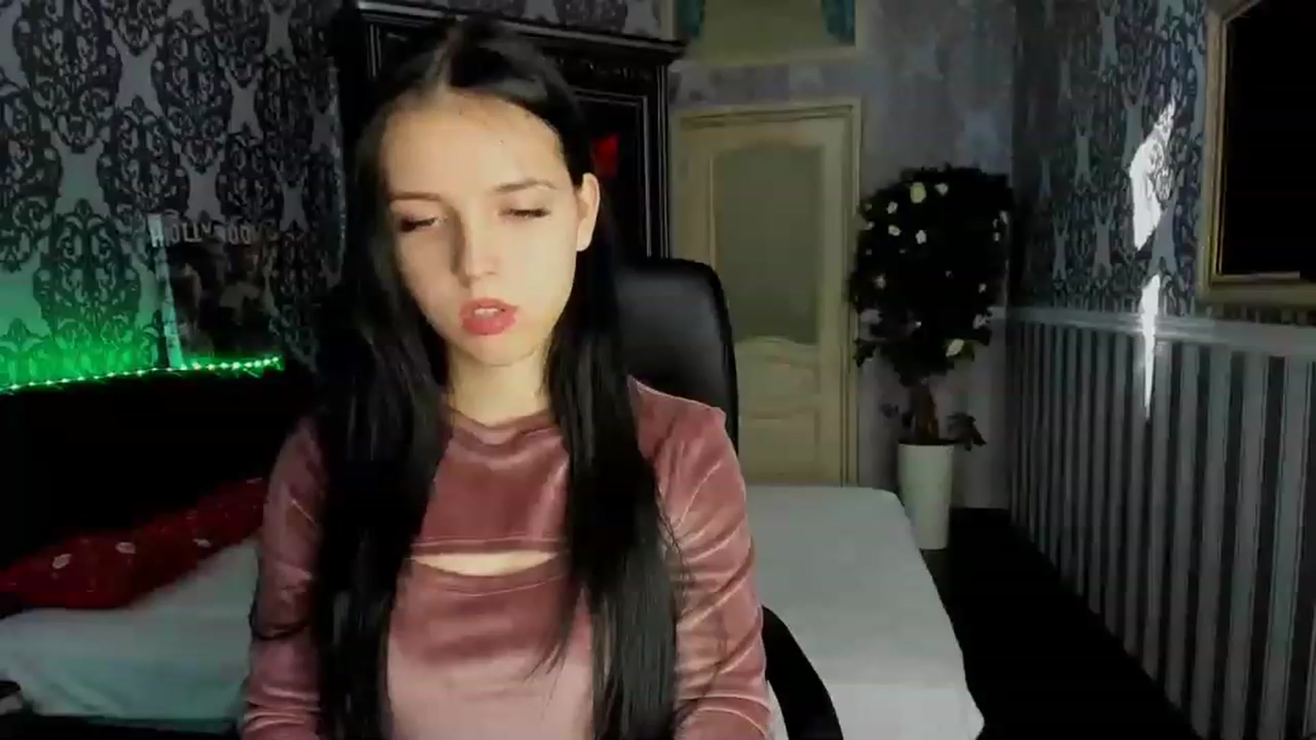 Gallery image thumbnail from Linda_Bright's myfreecams stream on, 12/28/2022, 09:34 image 10 of 20