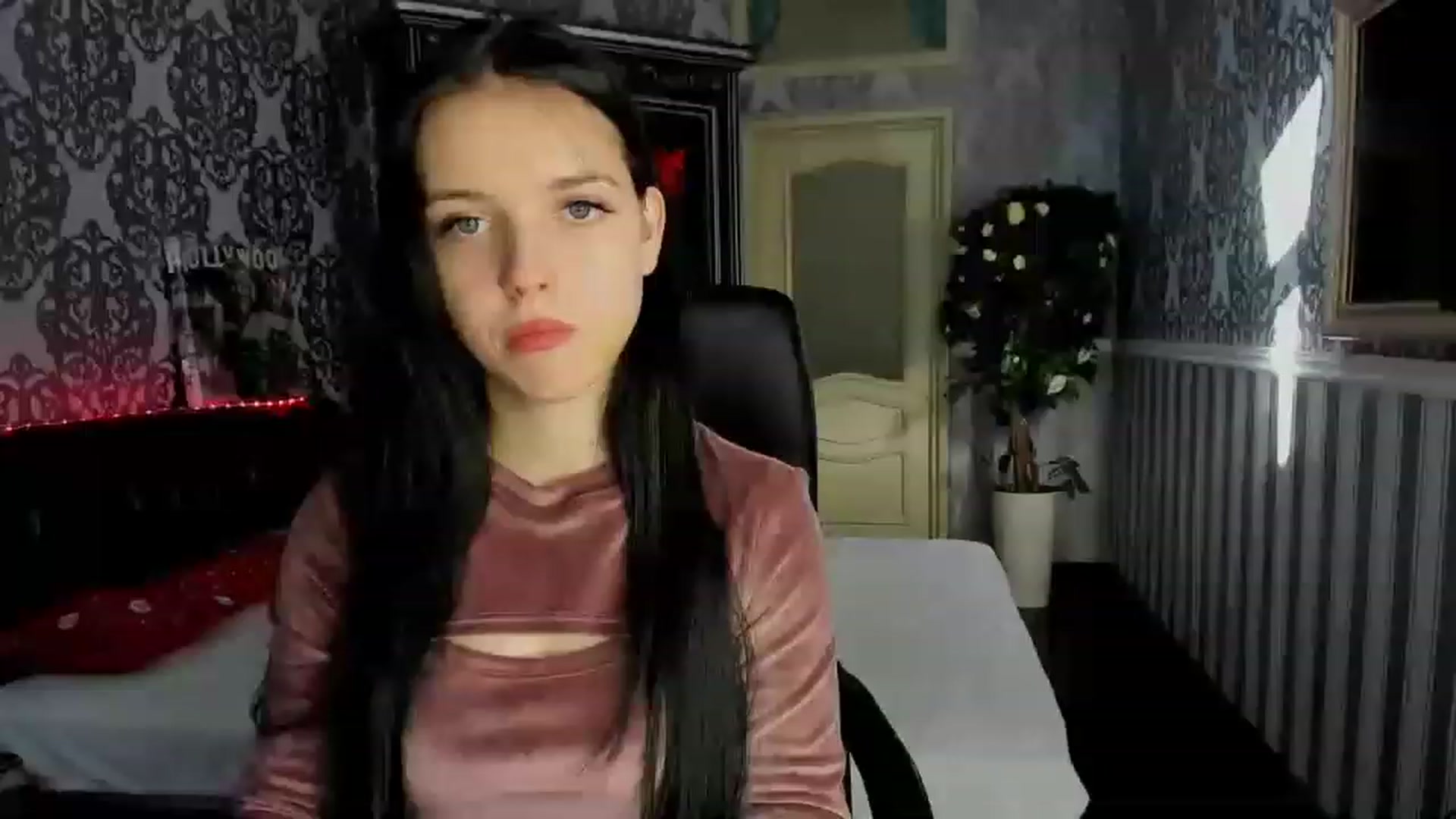 Gallery image thumbnail from Linda_Bright's myfreecams stream on, 12/28/2022, 09:34 image 14 of 20