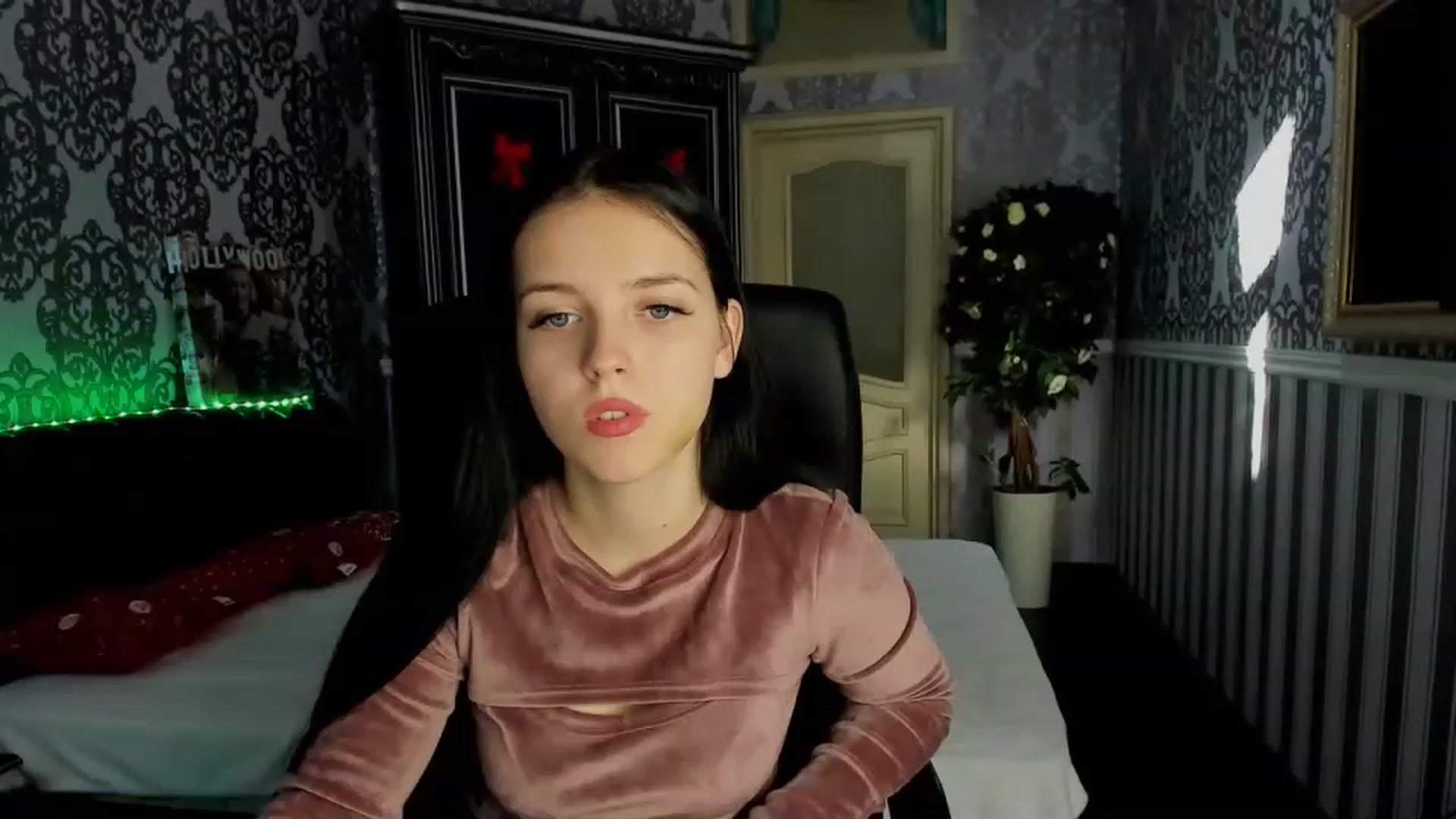 Gallery image thumbnail from Linda_Bright's myfreecams stream on, 12/28/2022, 09:34 image 7 of 20