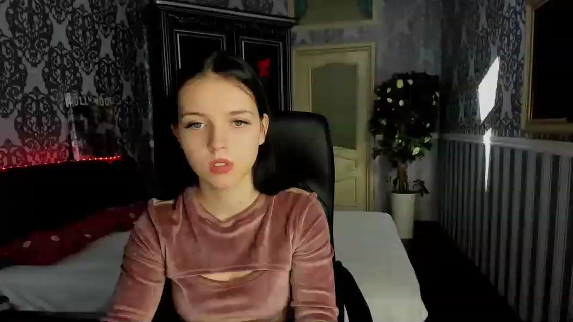 Gallery image thumbnail from Linda_Bright's myfreecams stream on, 12/28/2022, 09:34 image 1 of 20