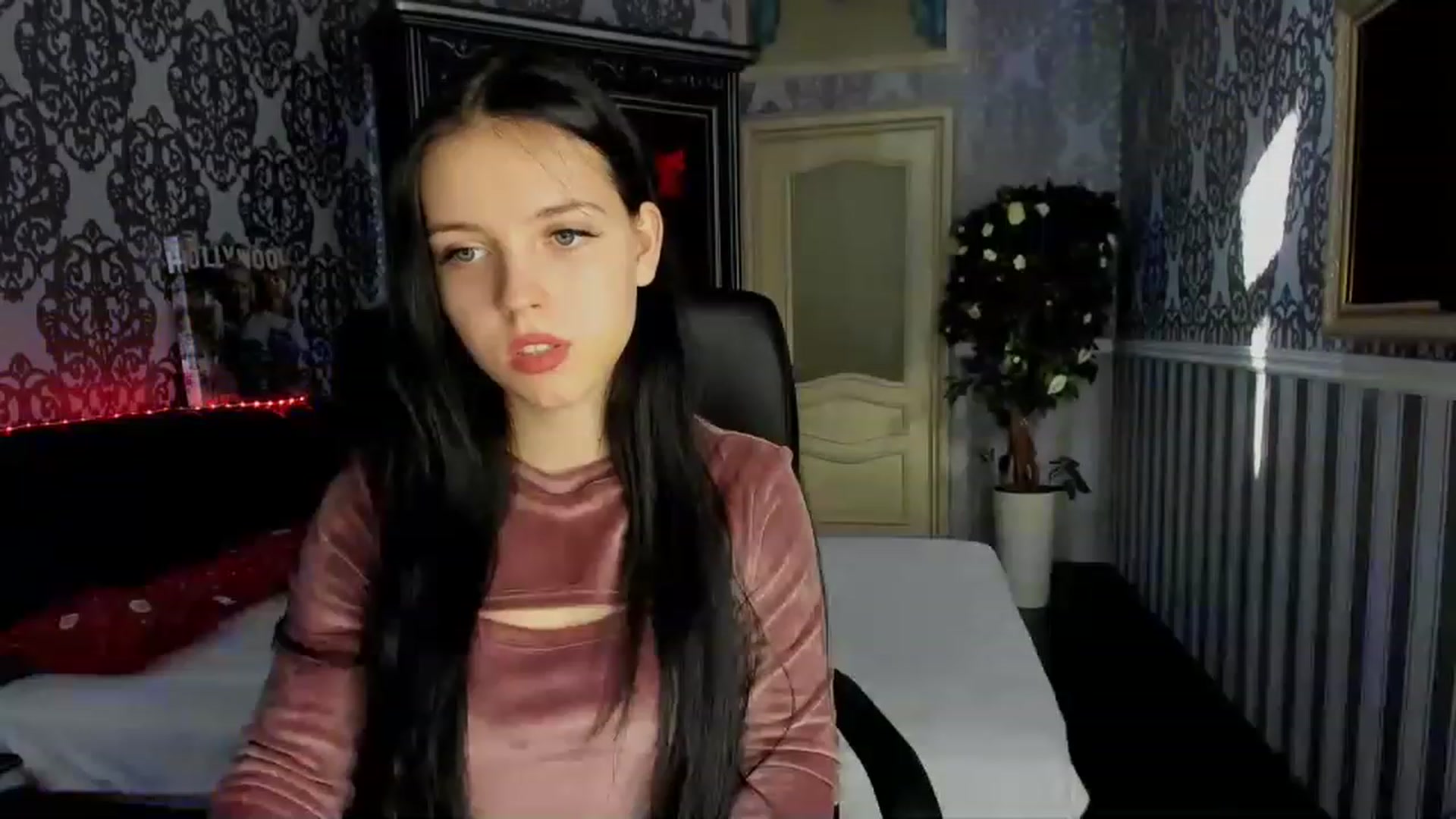 Gallery image thumbnail from Linda_Bright's myfreecams stream on, 12/28/2022, 09:34 image 8 of 20