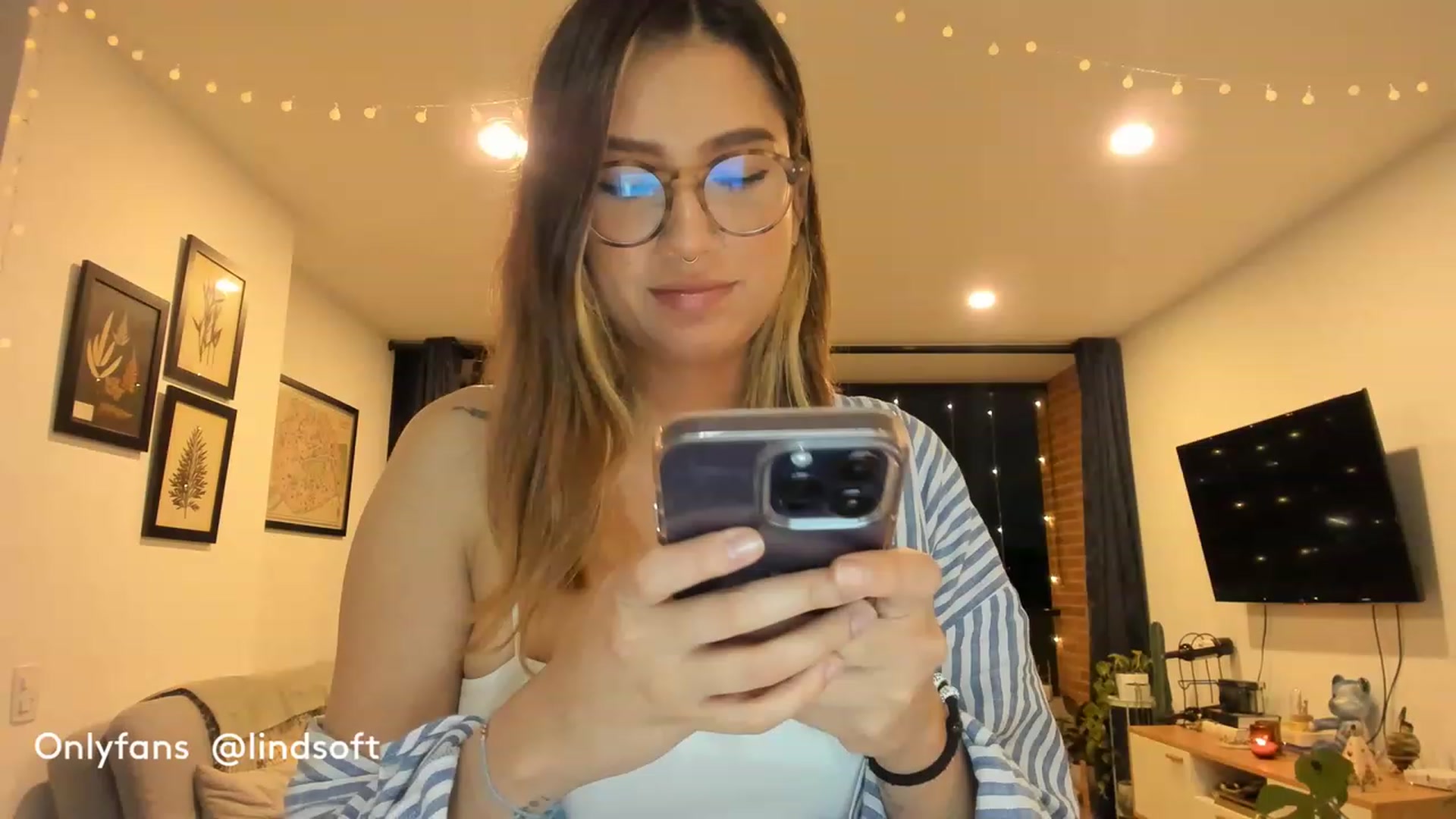 Gallery image thumbnail from Lindsoft's myfreecams stream on, 12/11/2022, 01:13 image 3 of 20