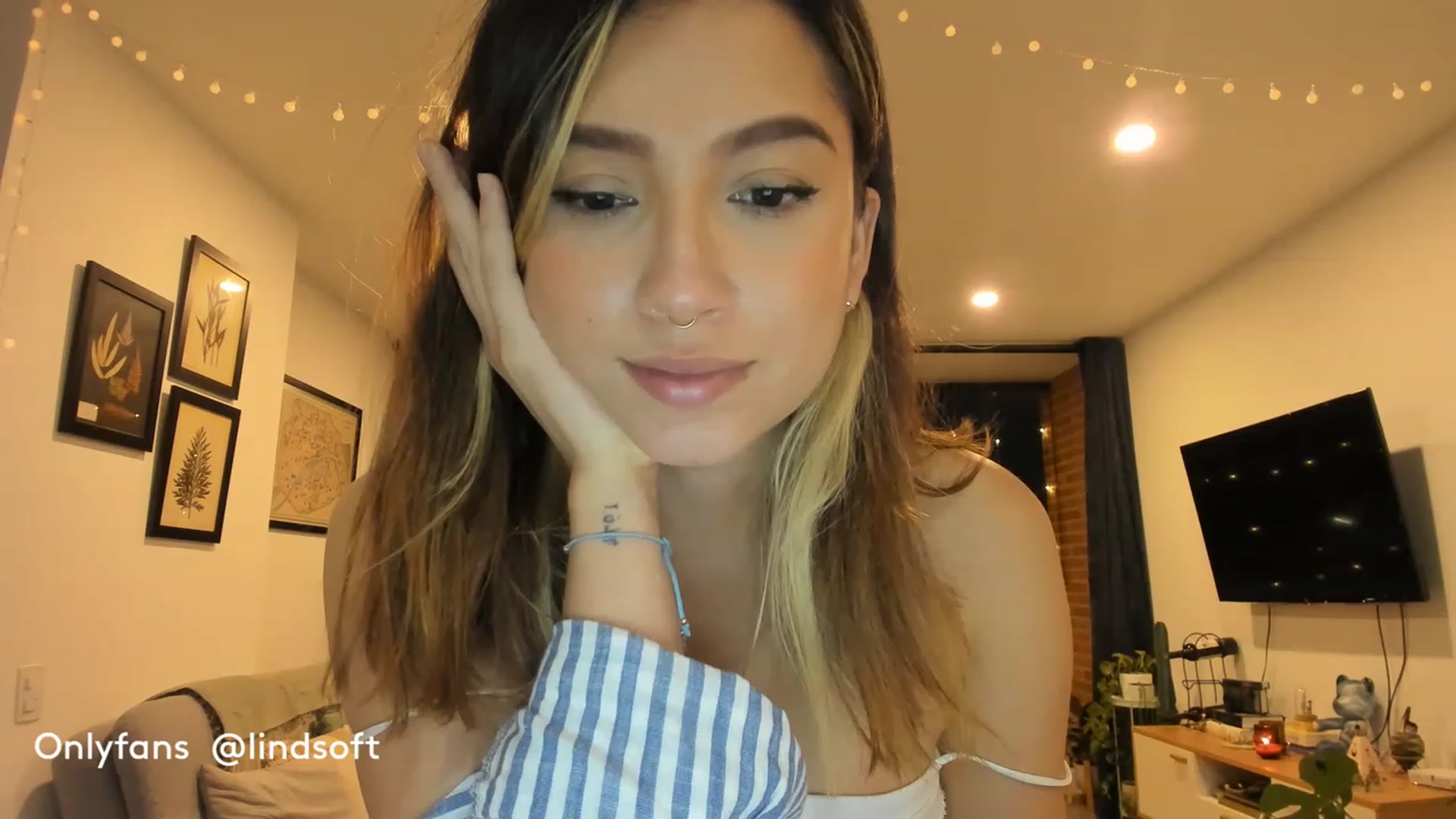 Gallery image thumbnail from Lindsoft's myfreecams stream on, 12/11/2022, 01:13 image 14 of 20
